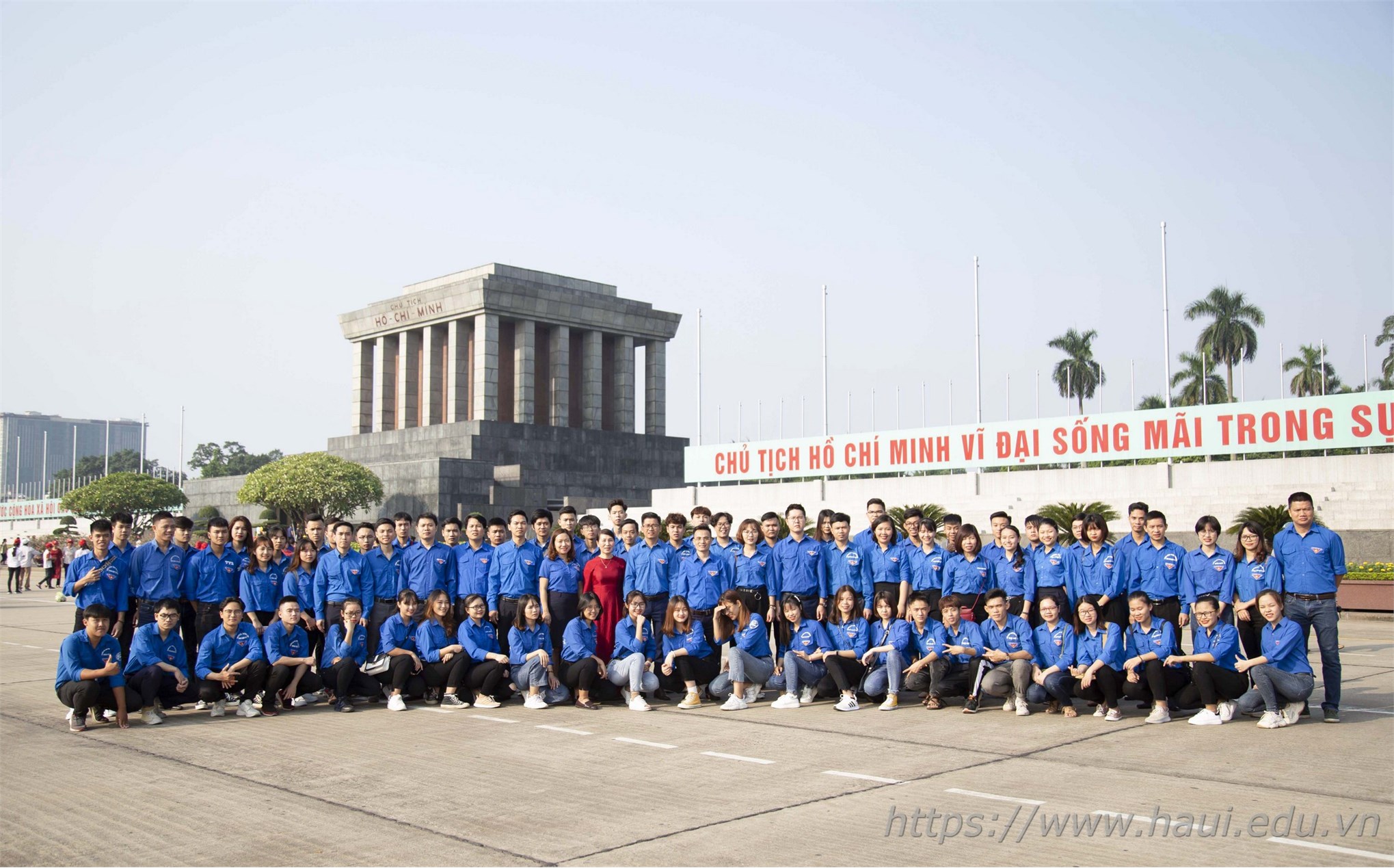 Đoàn Thanh niên – Hội Sinh viên nhà trường đặt vòng hoa, tưởng niệm các anh hùng, liệt sĩ và vào Lăng viếng Chủ tịch Hồ Chí Minh