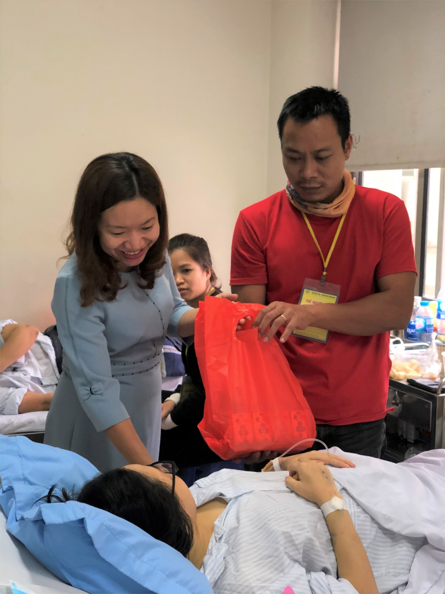 Tuổi trẻ nhà trường thăm và tặng quà bệnh nhân tại Viện Huyết học - Truyền máu Trung ương