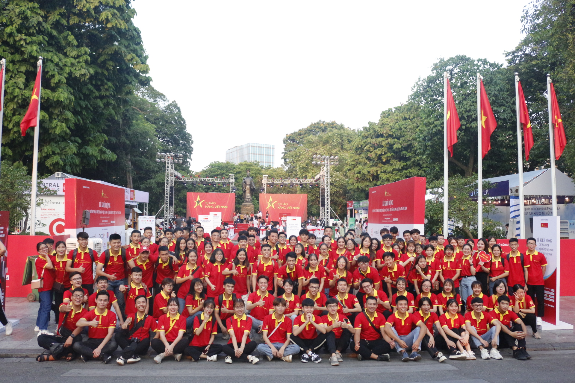 Đại học Công nghiệp Hà Nội nhận kỷ niệm chương Chương trình Nhận diện hàng Việt Nam