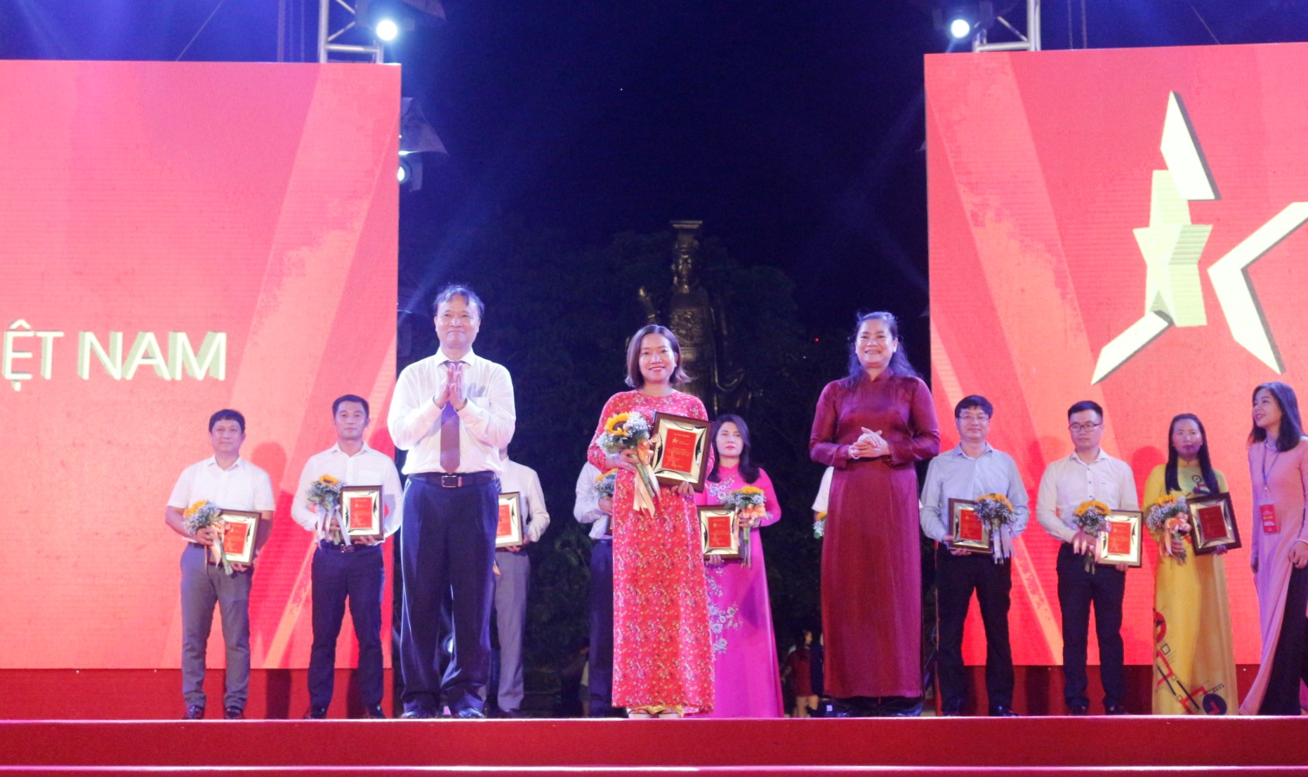 Đại học Công nghiệp Hà Nội nhận kỷ niệm chương Chương trình Nhận diện hàng Việt Nam