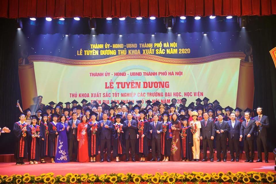 2 Thủ khoa tốt nghiệp trường Đại học Công nghiệp Hà Nội năm 2020 được Thành phố Hà Nội vinh danh
