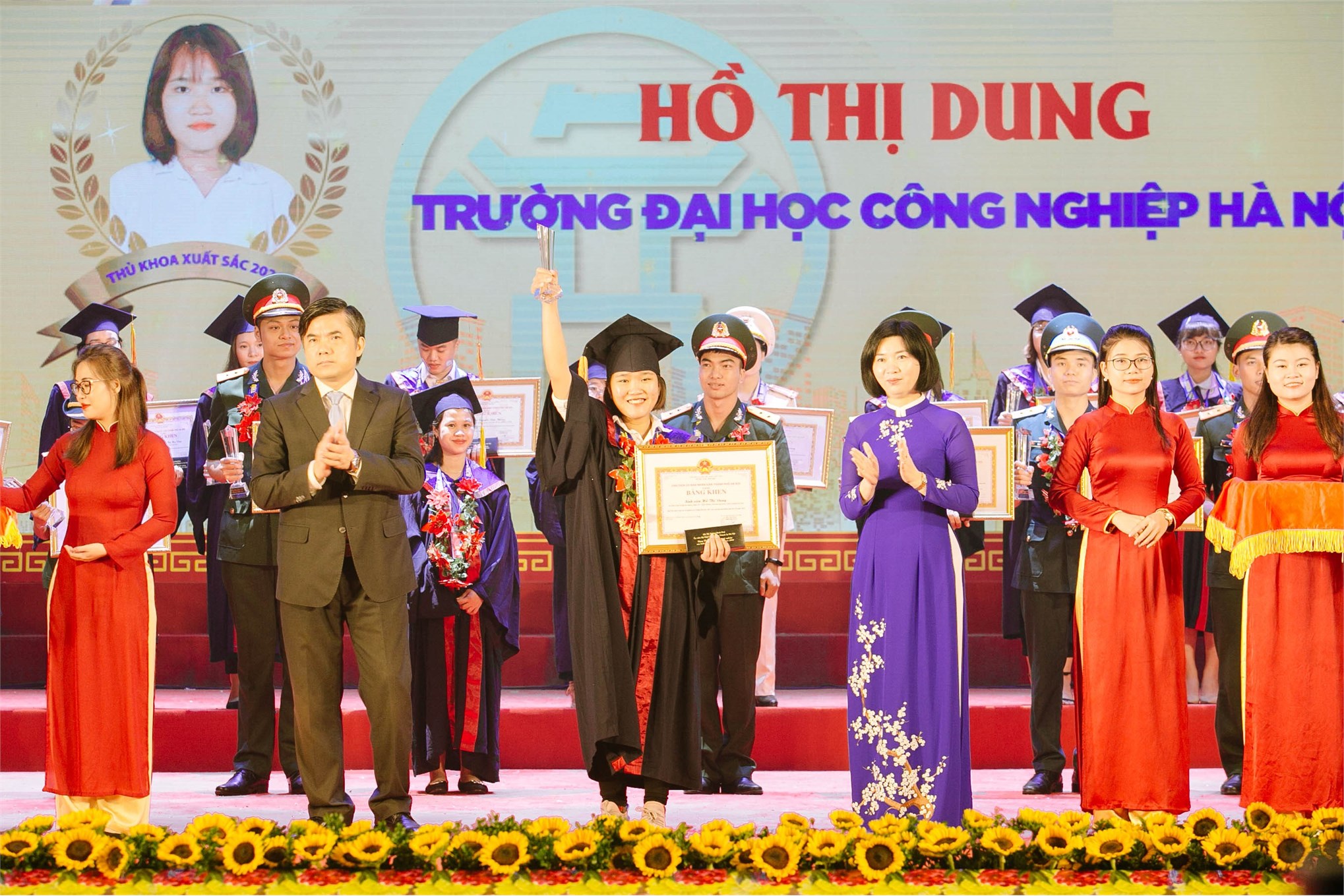2 Thủ khoa tốt nghiệp trường Đại học Công nghiệp Hà Nội năm 2020 được Thành phố Hà Nội vinh danh