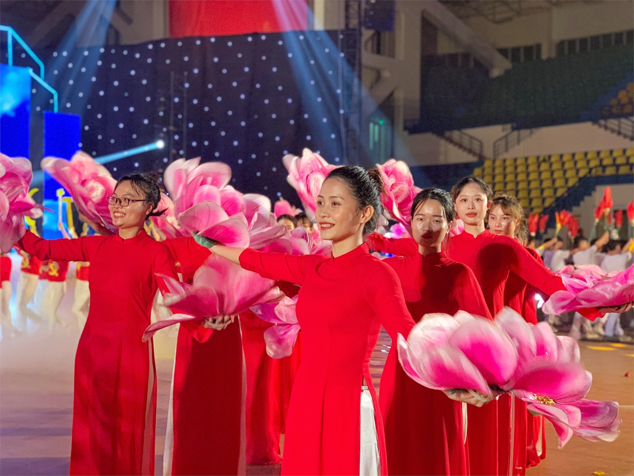 ĐVTN nhà trường biểu diễn tại Chương trình Chào mừng thành công Đại hội Đảng bộ Thành phố Hà Nội lần thứ XVII, nhiệm kỳ 2020 - 2025