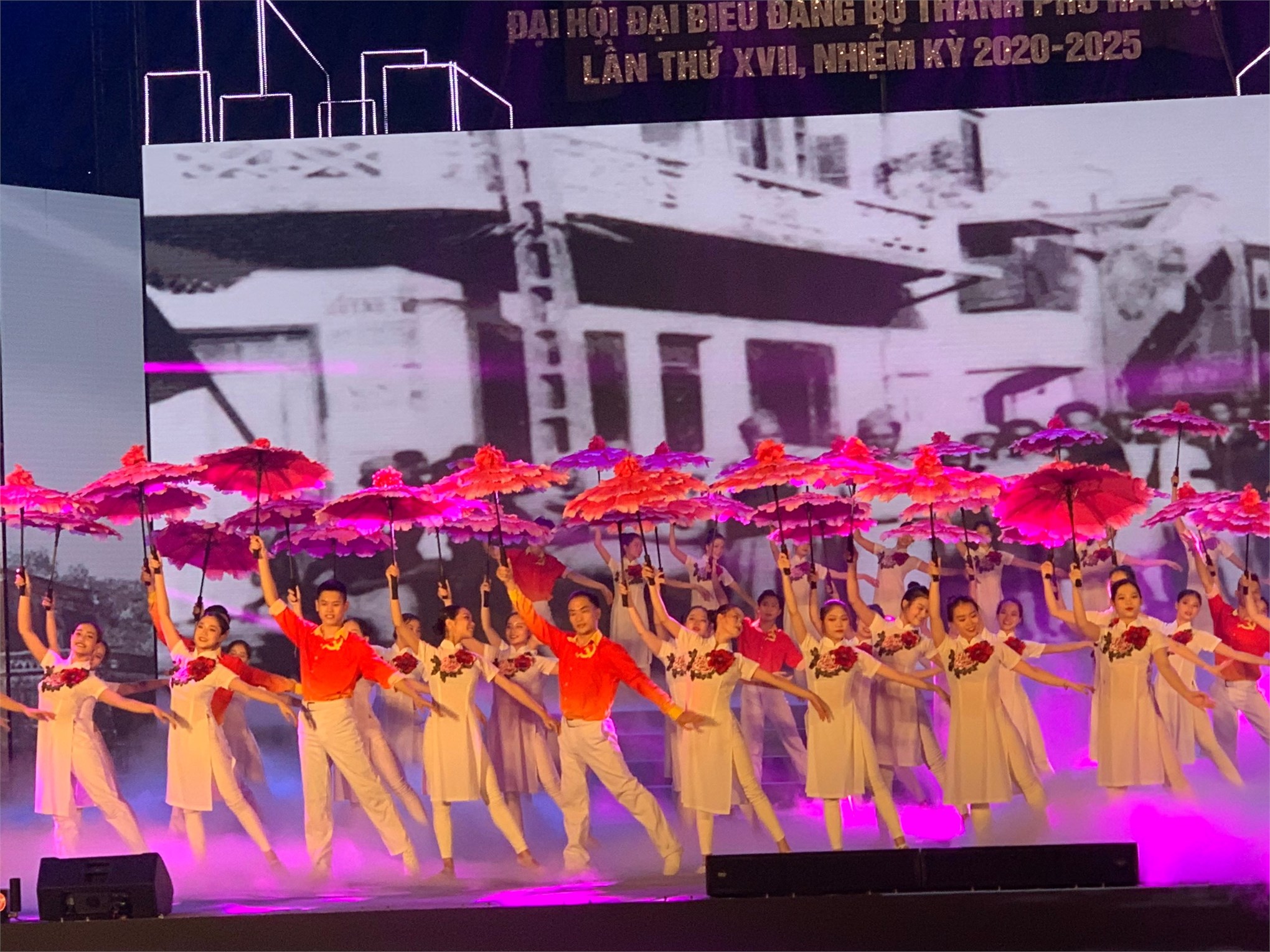 ĐVTN nhà trường biểu diễn tại Chương trình Chào mừng thành công Đại hội Đảng bộ Thành phố Hà Nội lần thứ XVII, nhiệm kỳ 2020 - 2025