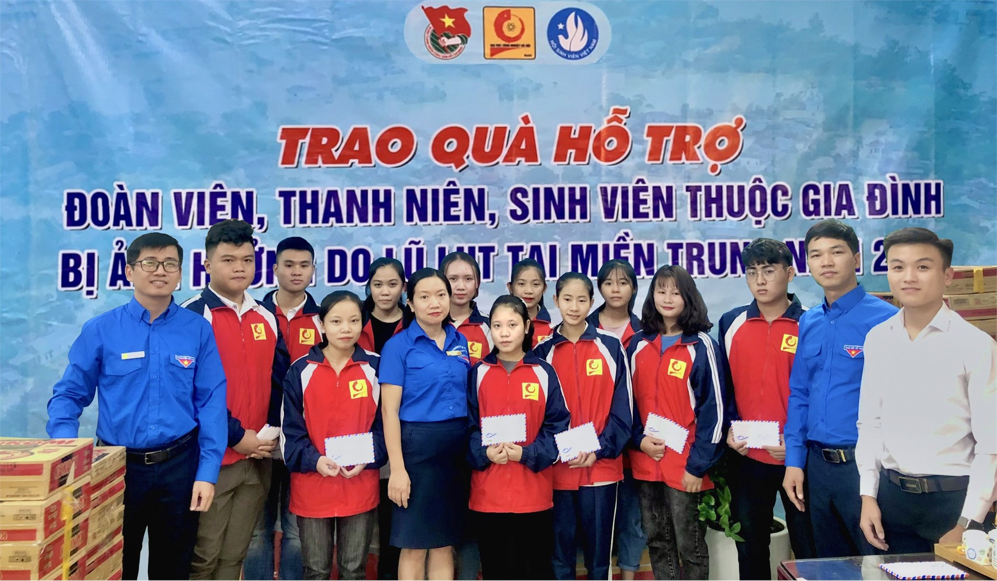 Đoàn Thanh niên – Hội Sinh viên trường Đại học Công nghiệp Hà Nội trao tặng gần 85 triệu đồng và nhiều nhu yếu phẩm cho sinh viên nhà trường và đồng bào miền Trung bị ảnh hưởng bởi bão lũ.