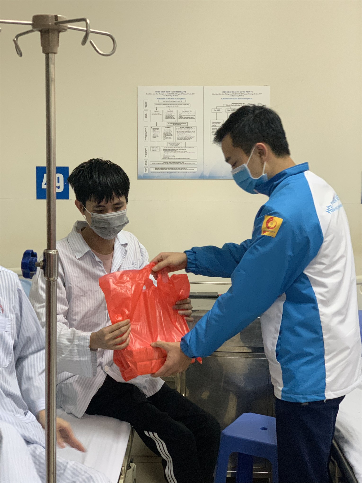 Đoàn Thanh niên – Hội Sinh viên Trường Đại học Công nghiệp Hà Nội thăm và tặng quà bệnh nhân tại Viện Huyết học - Truyền máu Trung ương