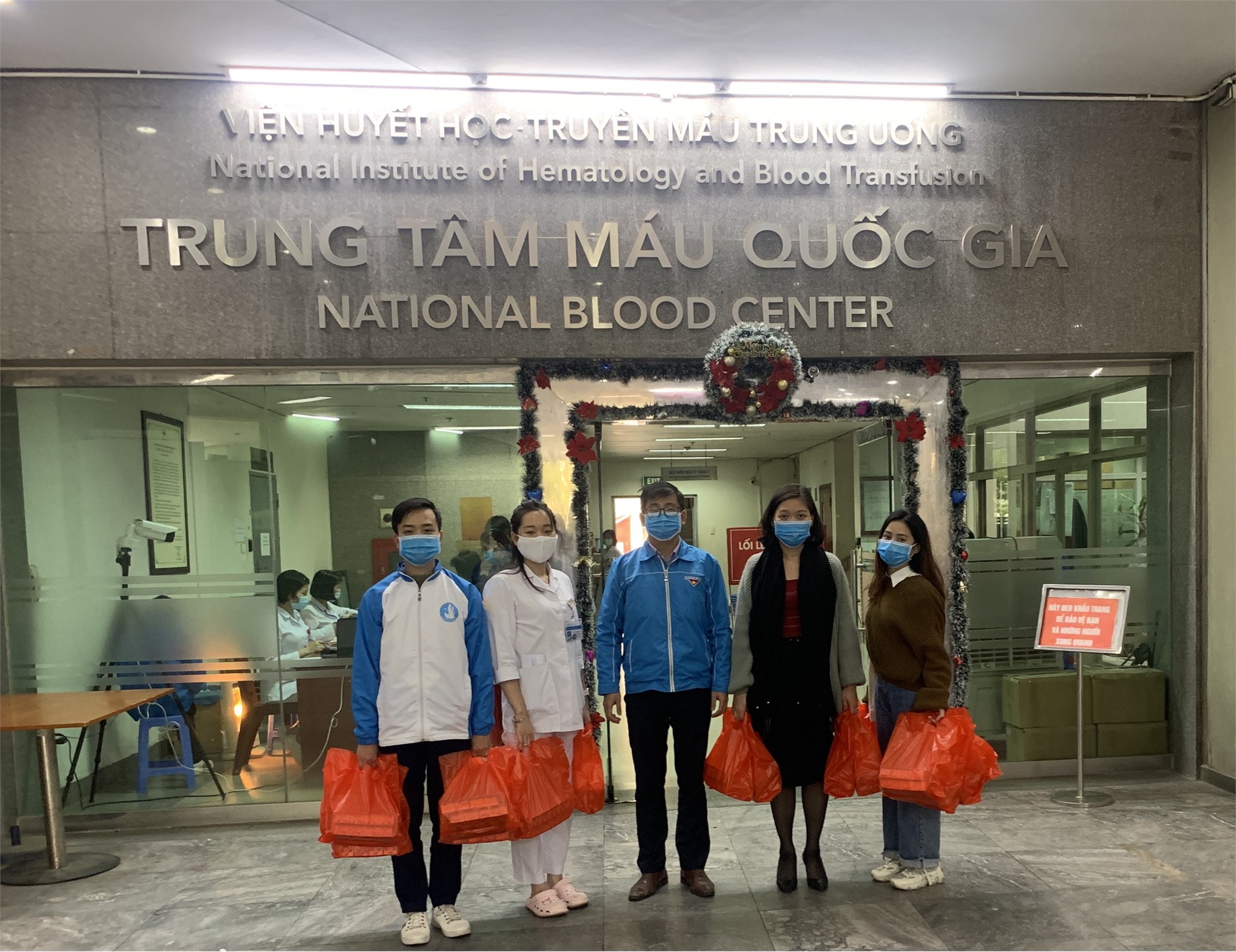 Đoàn Thanh niên – Hội Sinh viên Trường Đại học Công nghiệp Hà Nội thăm và tặng quà bệnh nhân tại Viện Huyết học - Truyền máu Trung ương