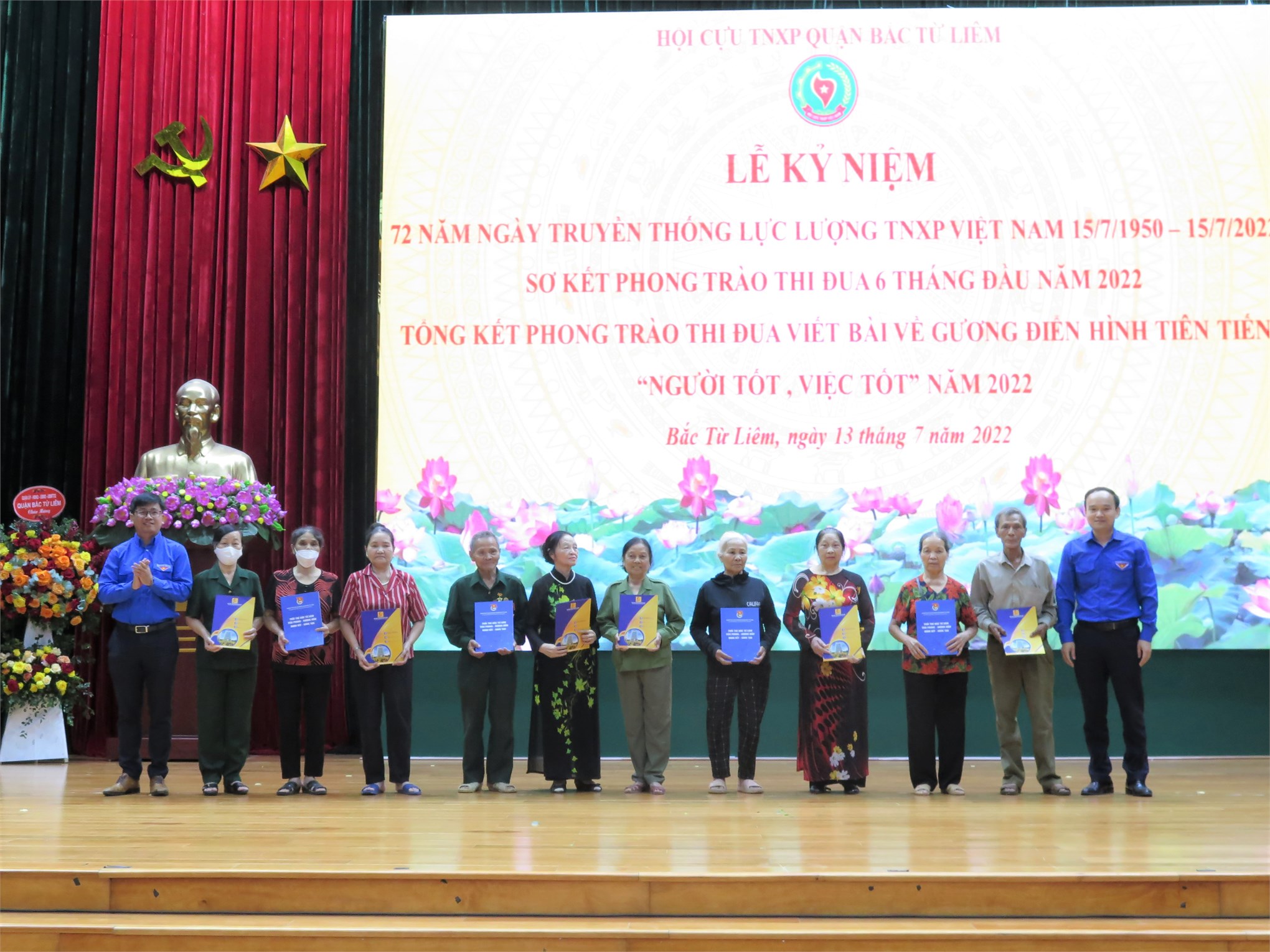 Đoàn trường Đại học Công nghiệp Hà Nội tặng quà tri ân cựu thanh niên xung phong Quận Bắc Từ Liêm