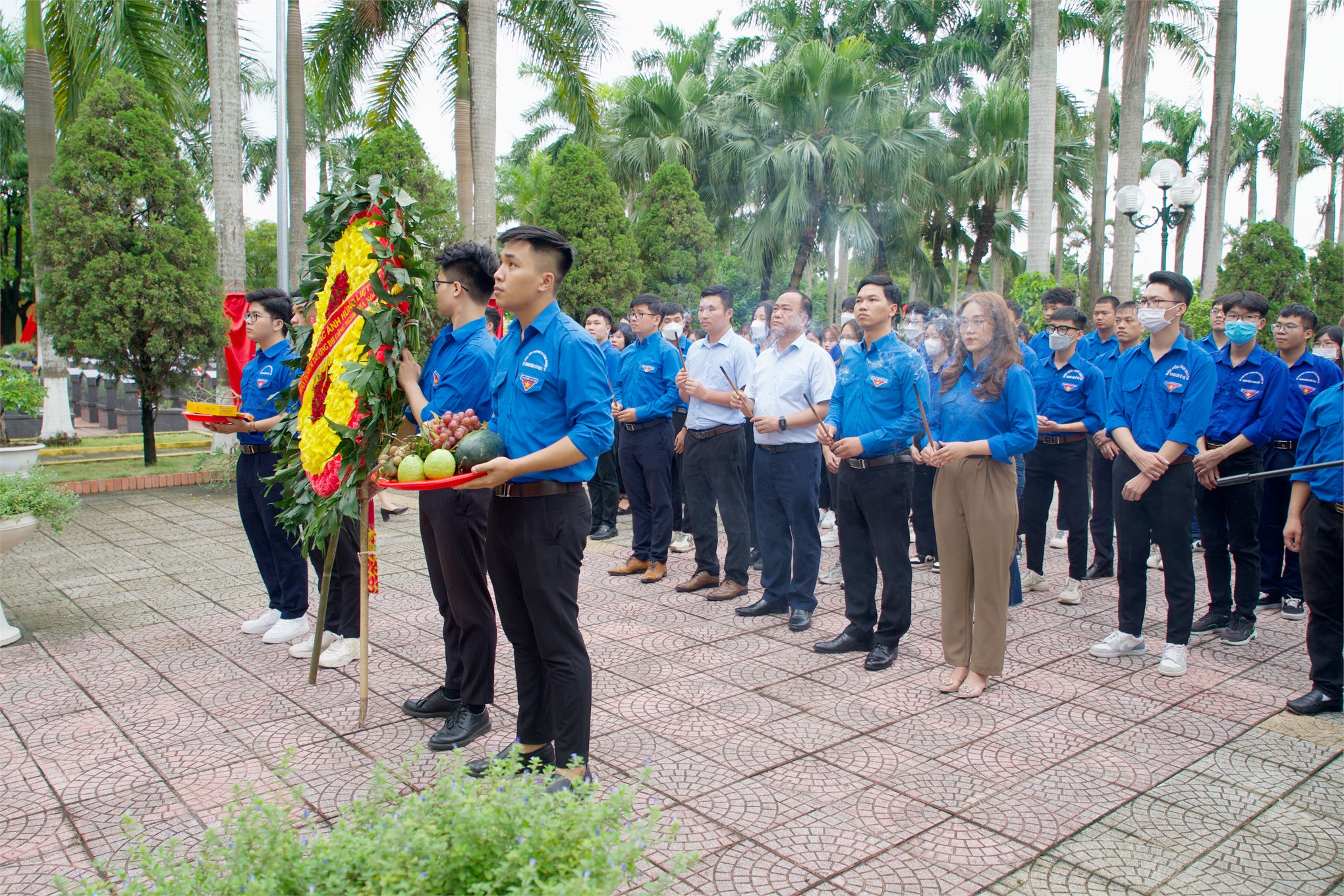 Tuổi trẻ Đại học Công nghiệp Hà Nội dâng hương tưởng niệm các Anh hùng liệt sỹ
