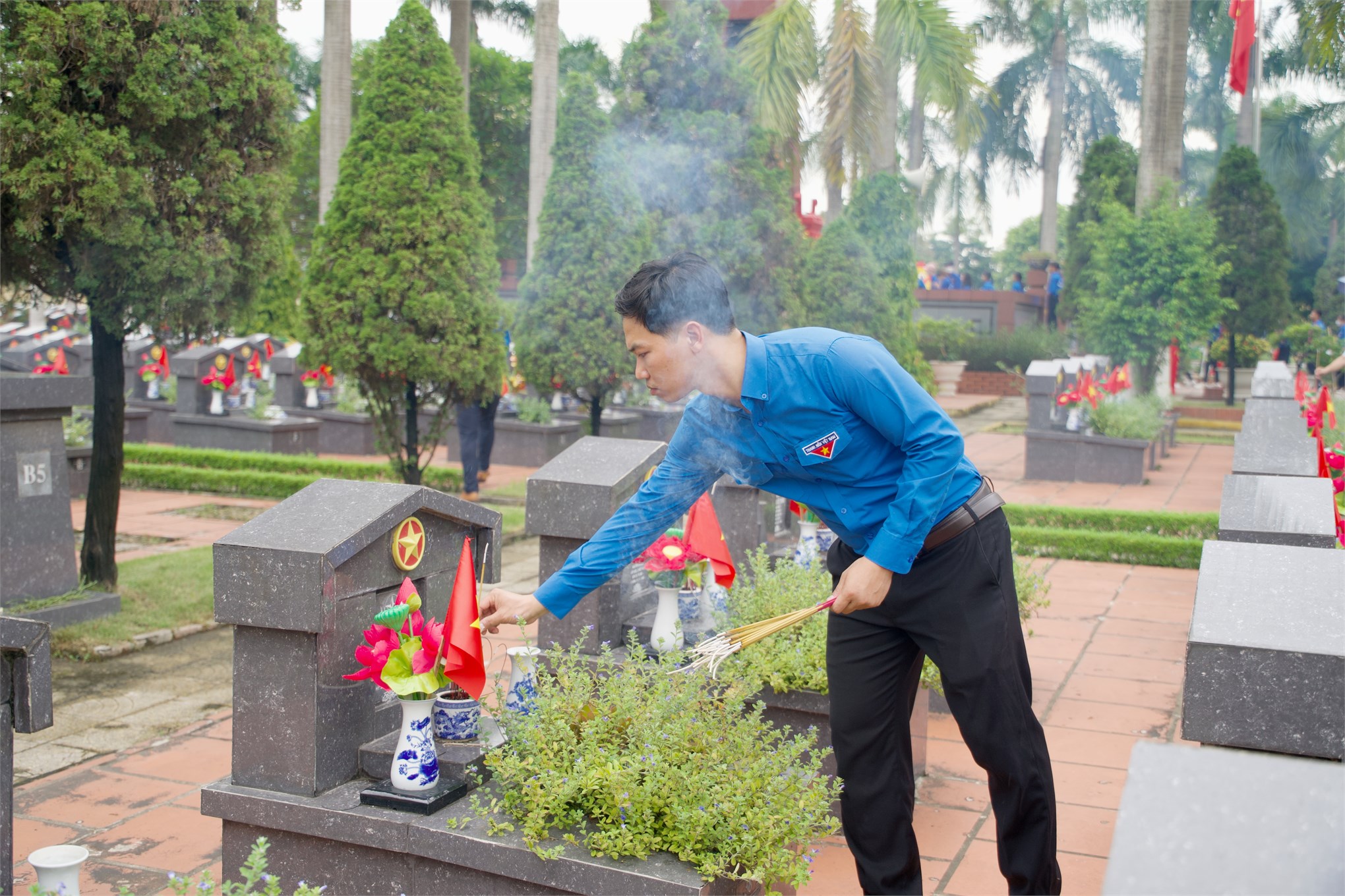 Tuổi trẻ Đại học Công nghiệp Hà Nội dâng hương tưởng niệm các Anh hùng liệt sỹ