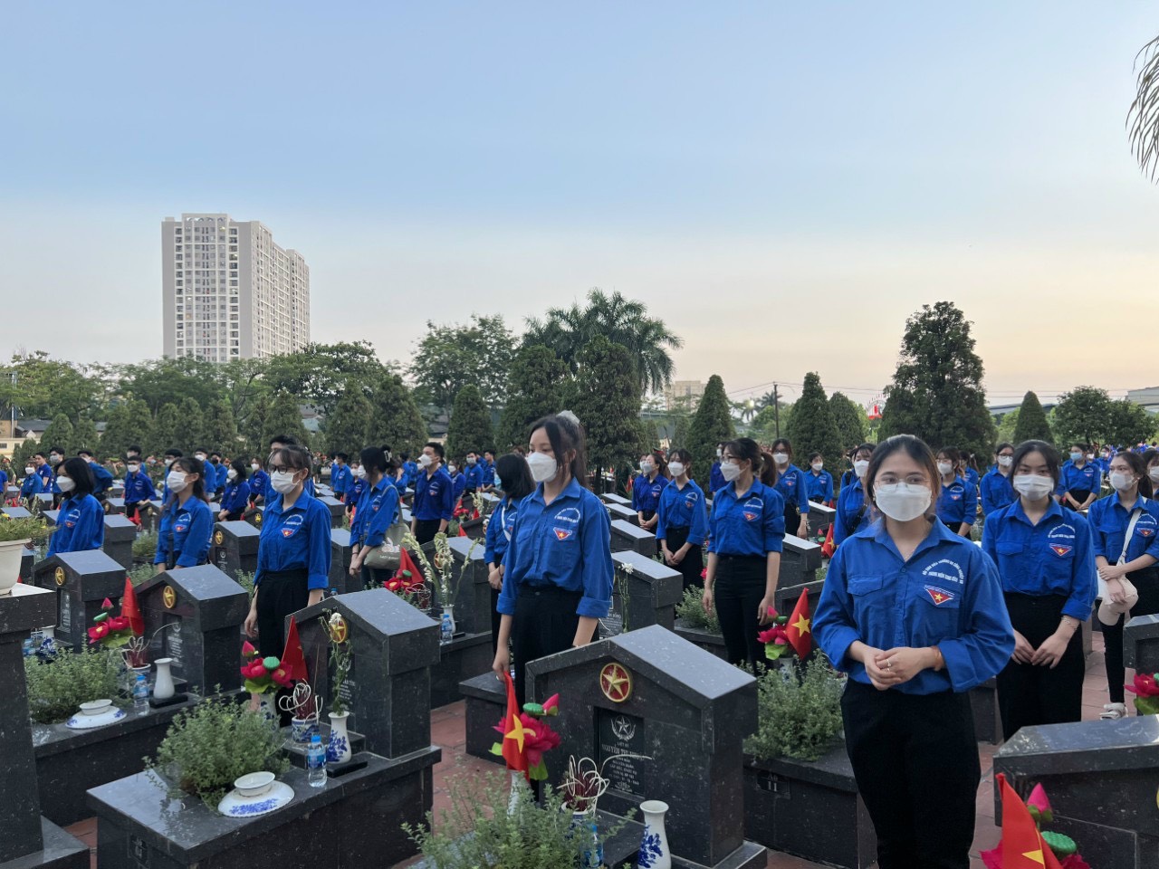250 ĐVTN nhà trường tham gia Lễ thắp nến tri ân các Anh hùng, liệt sỹ năm 2022