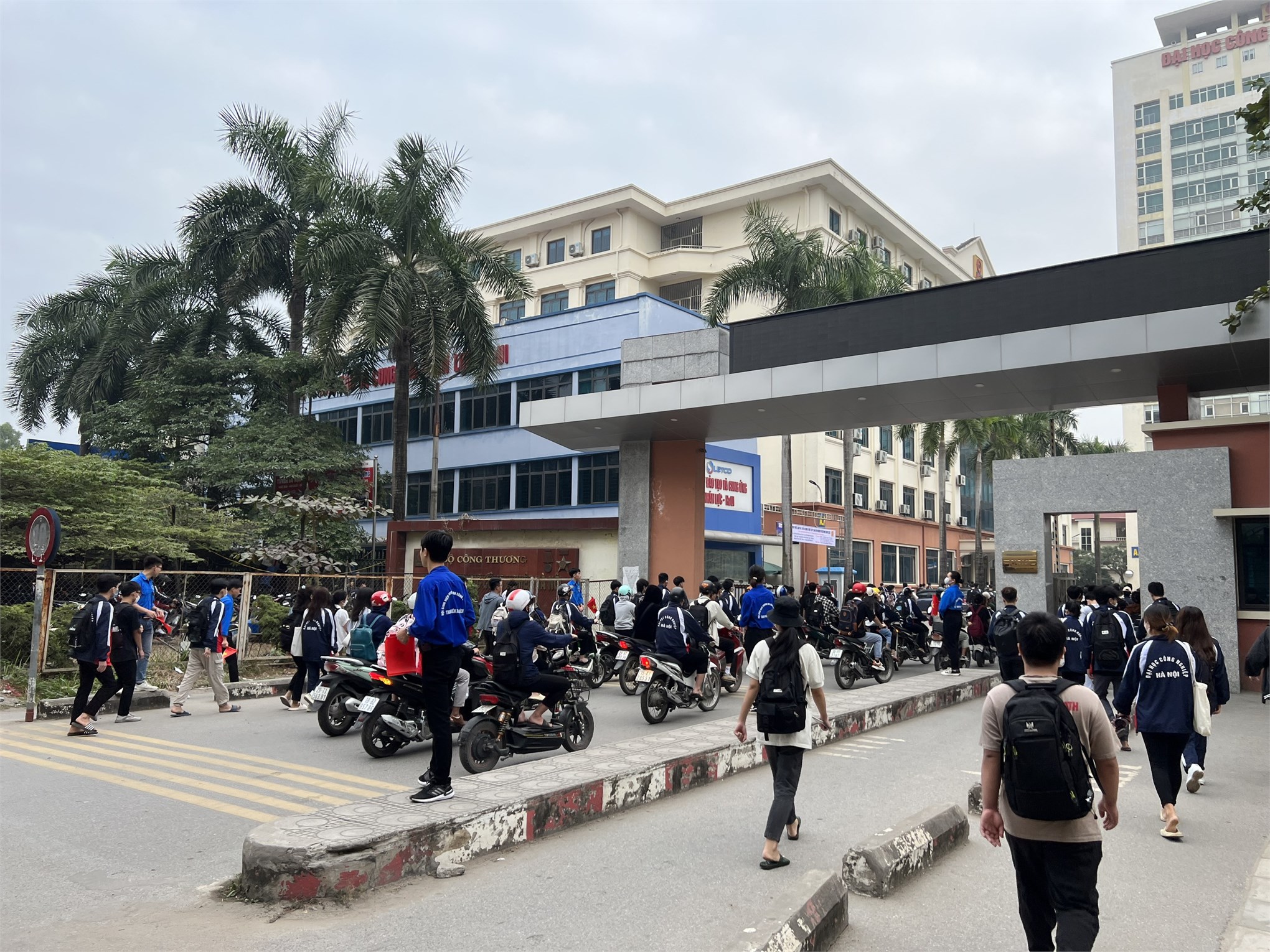 Mô hình cổng trường an toàn giao thông của Đoàn Thanh niên – Hội Sinh viên trường Đại học Công nghiệp Hà Nội