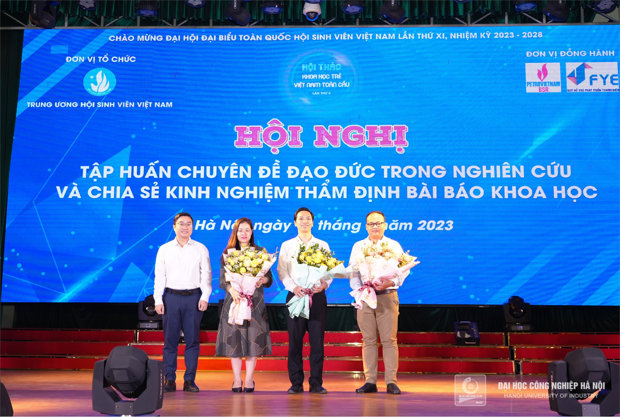 Hội nghị tập huấn chuyên đề đạo đức trong nghiên cứu và chia sẻ kinh nghiệm thẩm định bài báo khoa học