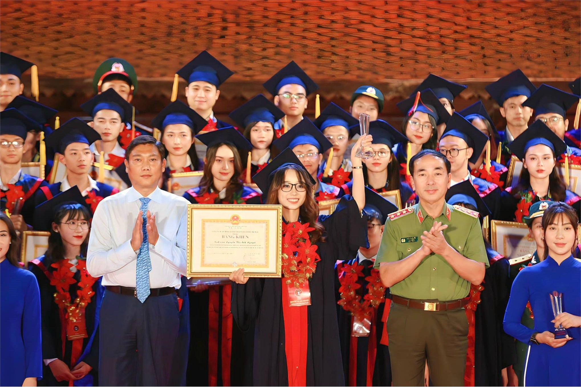 02 sinh viên Thủ khoa Xuất sắc của ĐH Công nghiệp Hà Nội được vinh danh trong số 96 thủ khoa xuất sắc tốt nghiệp các trường đại học, học viện năm 2023