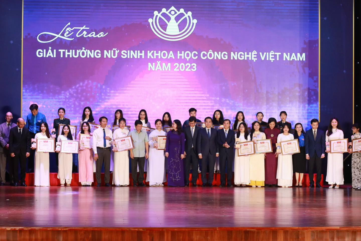 Diệp Thị Hiền - Uỷ viên BCH liên chi Đoàn khoa Điện tử xuất sắc đạt giải thưởng nữ sinh viên tiêu biểu lĩnh vực khoa học Công nghệ Việt Nam 2023