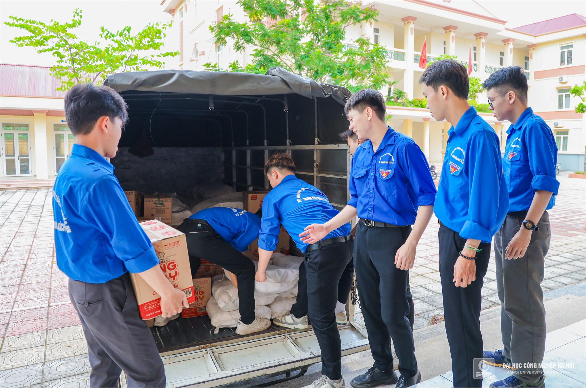 Tuổi trẻ Đại học công nghiệp Hà Nội góp phần khắc phục hậu quả của cơn bão Yagi