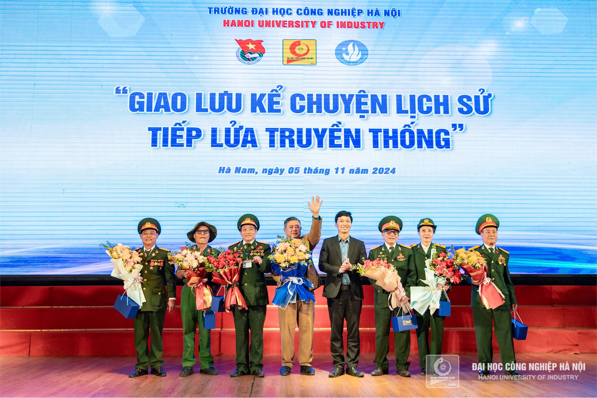 Giao lưu “Tiếp lửa truyền thống - Kể chuyện lịch sử”