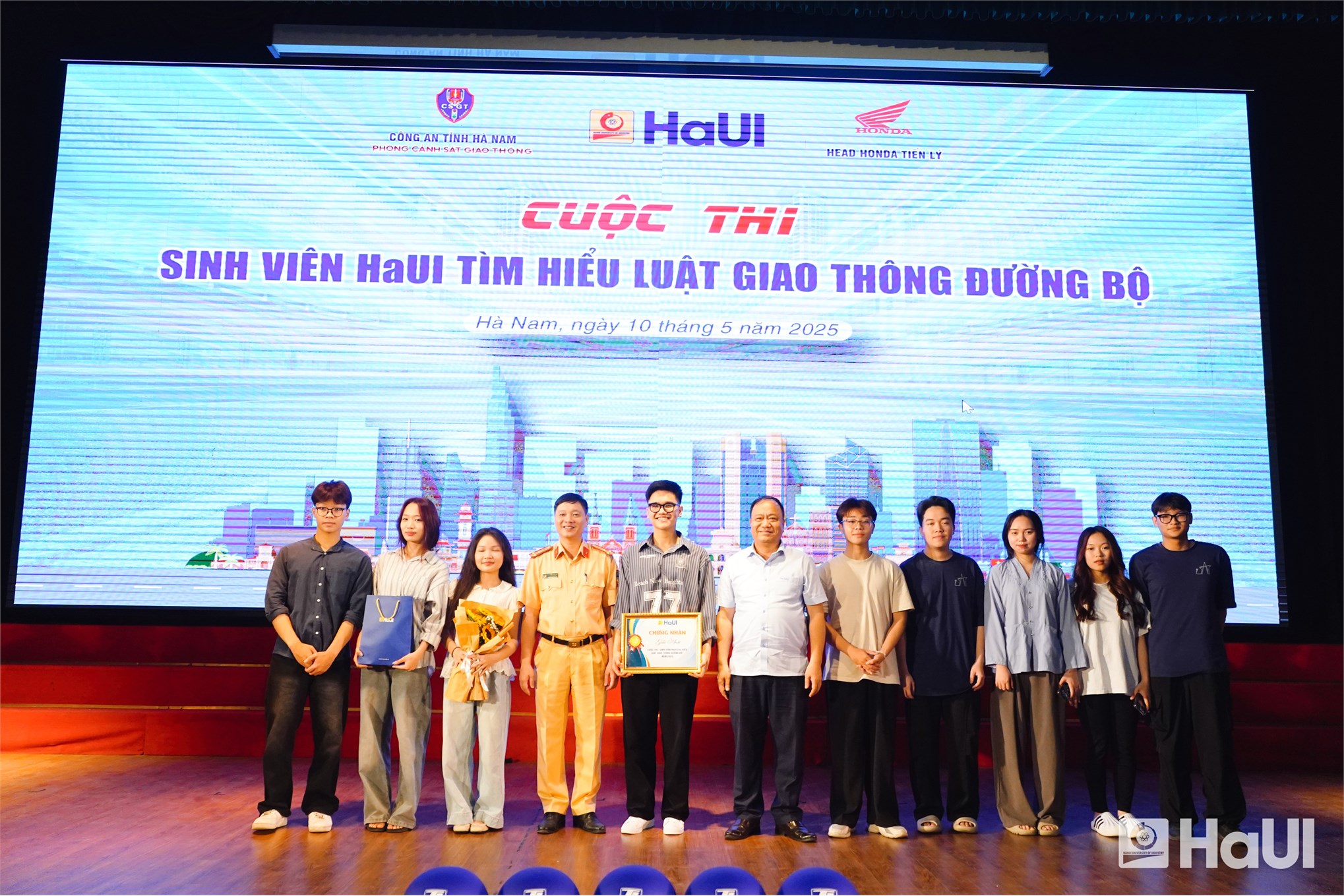 Tuổi trẻ HaUI tiên phong lan tỏa văn hóa giao thông an toàn, văn minh