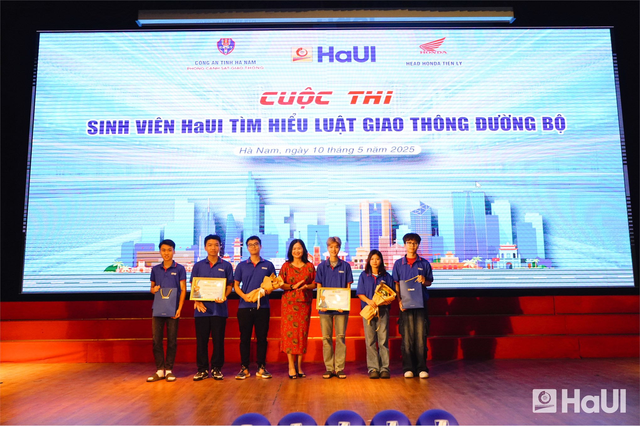 Tuổi trẻ HaUI tiên phong lan tỏa văn hóa giao thông an toàn, văn minh