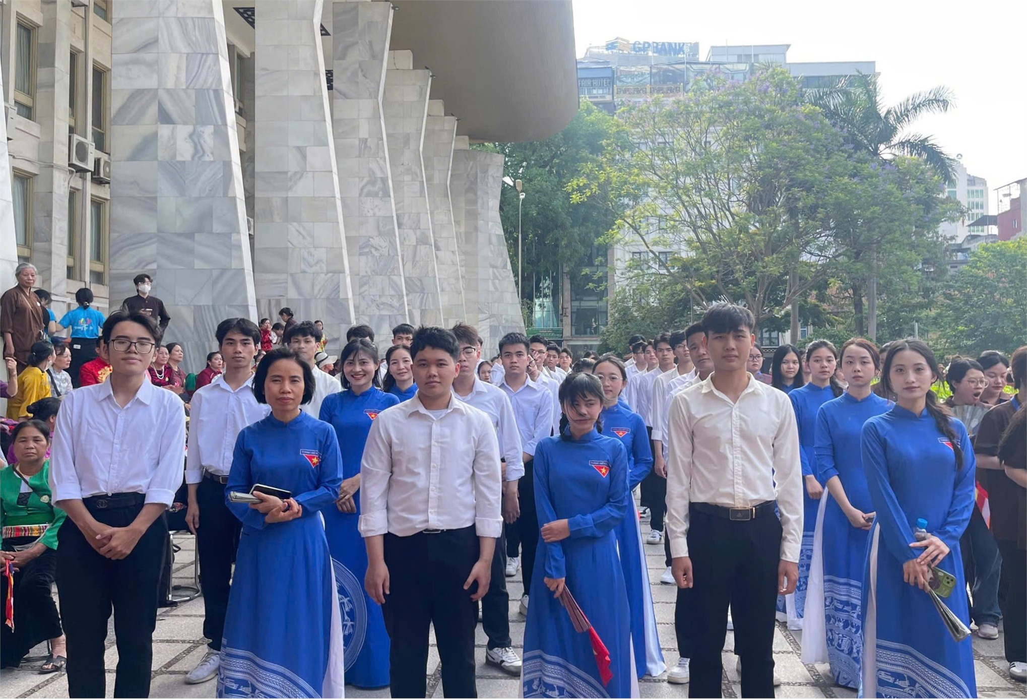 Sinh viên Trường Đại học Công nghiệp Hà Nội hỗ trợ cung rước xá lợi Đức Phật trên đường phố Thủ đô