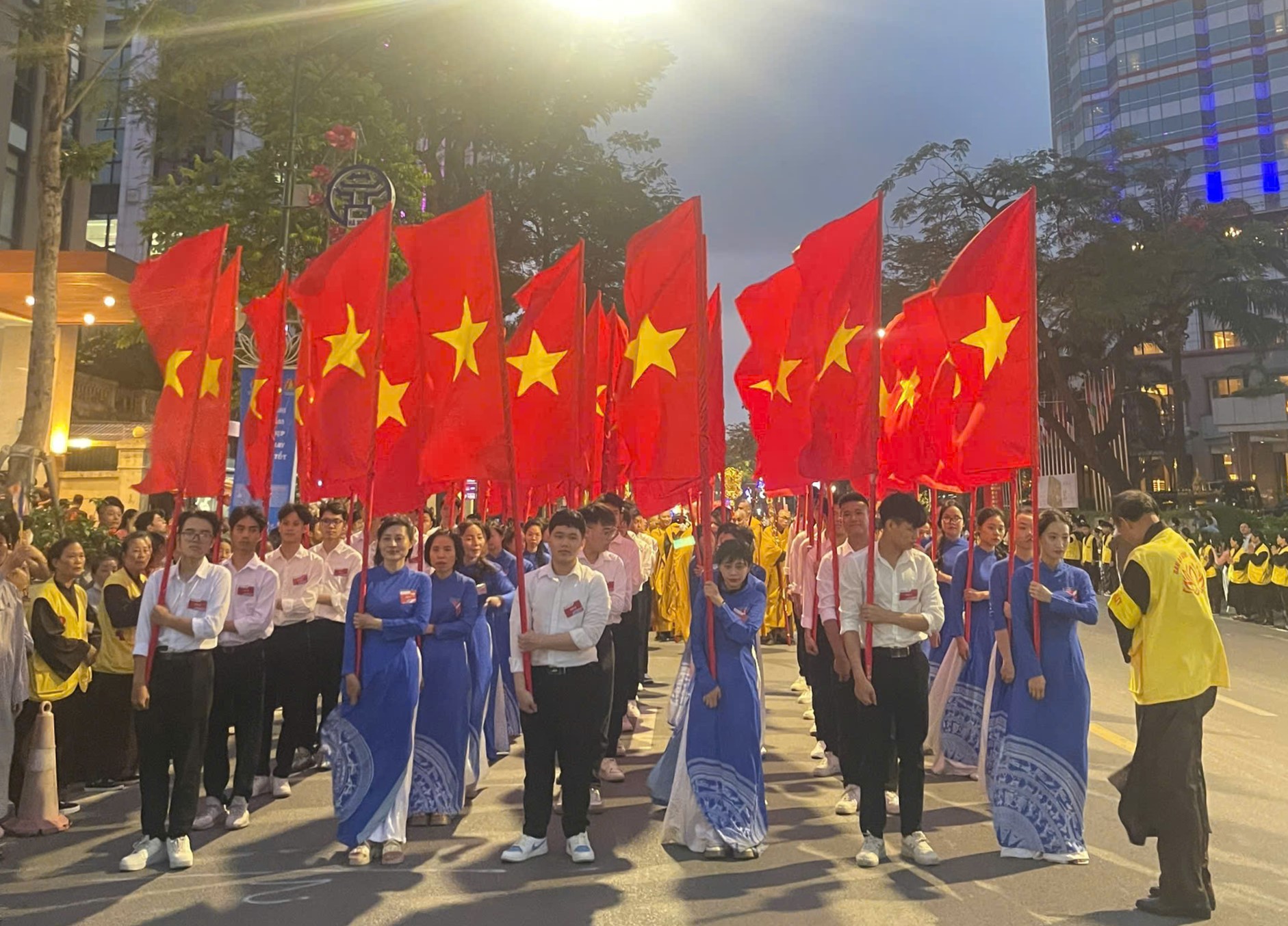 Sinh viên Trường Đại học Công nghiệp Hà Nội hỗ trợ cung rước xá lợi Đức Phật trên đường phố Thủ đô