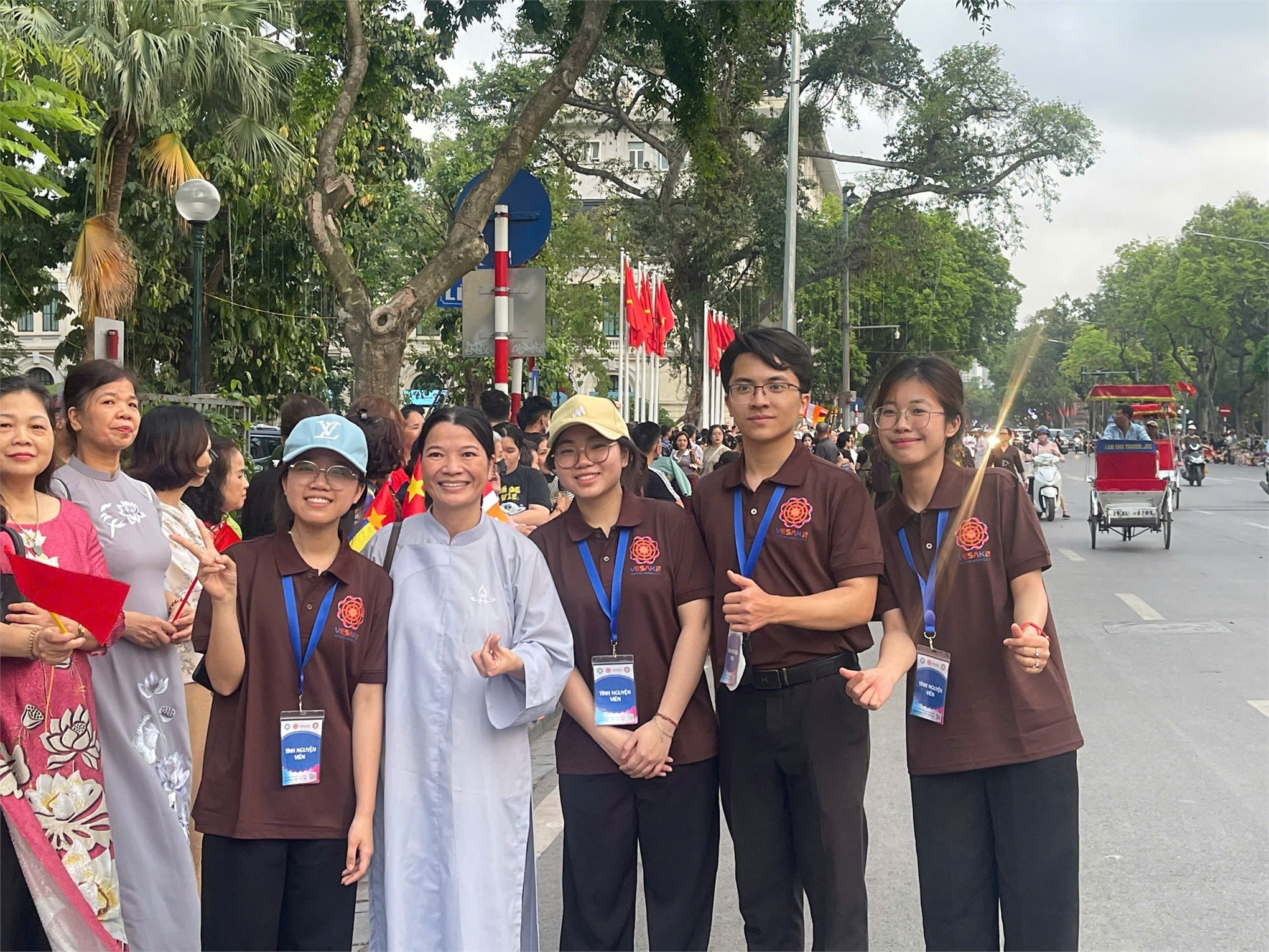 Sinh viên Trường Đại học Công nghiệp Hà Nội hỗ trợ cung rước xá lợi Đức Phật trên đường phố Thủ đô