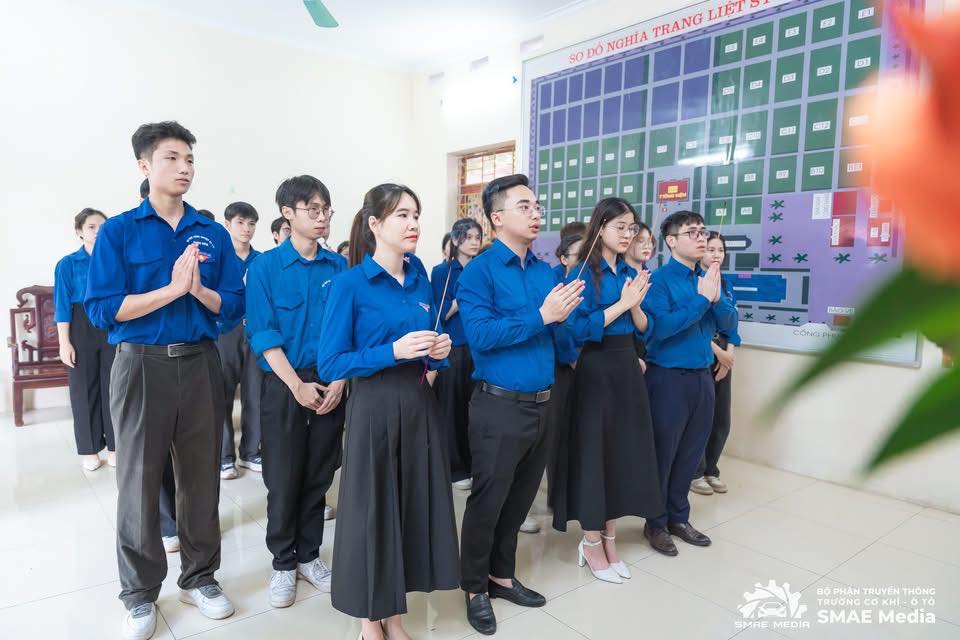 Lễ báo công - Dâng hương tại nghĩa trang liệt sỹ thành phố Hà Nội
