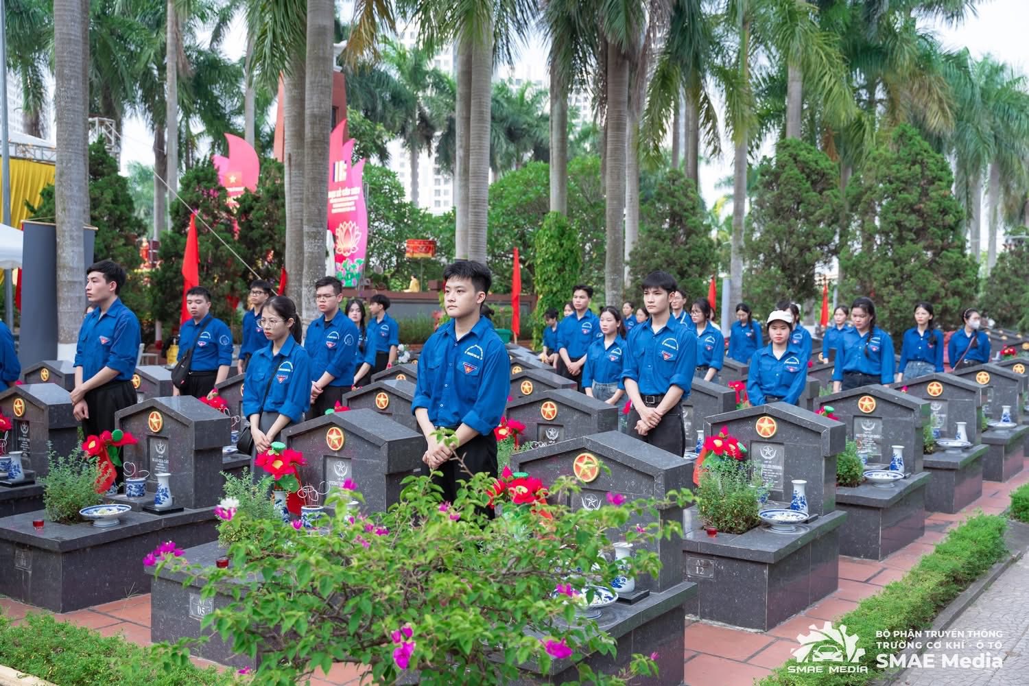 Lễ báo công - Dâng hương tại nghĩa trang liệt sỹ thành phố Hà Nội