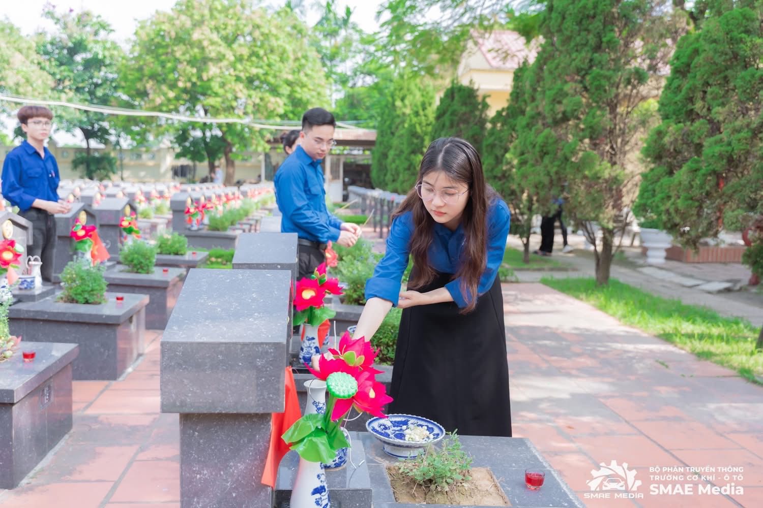 Lễ báo công - Dâng hương tại nghĩa trang liệt sỹ thành phố Hà Nội