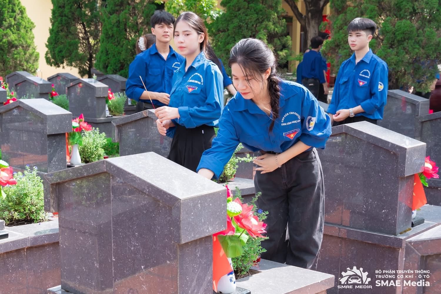 Lễ báo công - Dâng hương tại nghĩa trang liệt sỹ thành phố Hà Nội