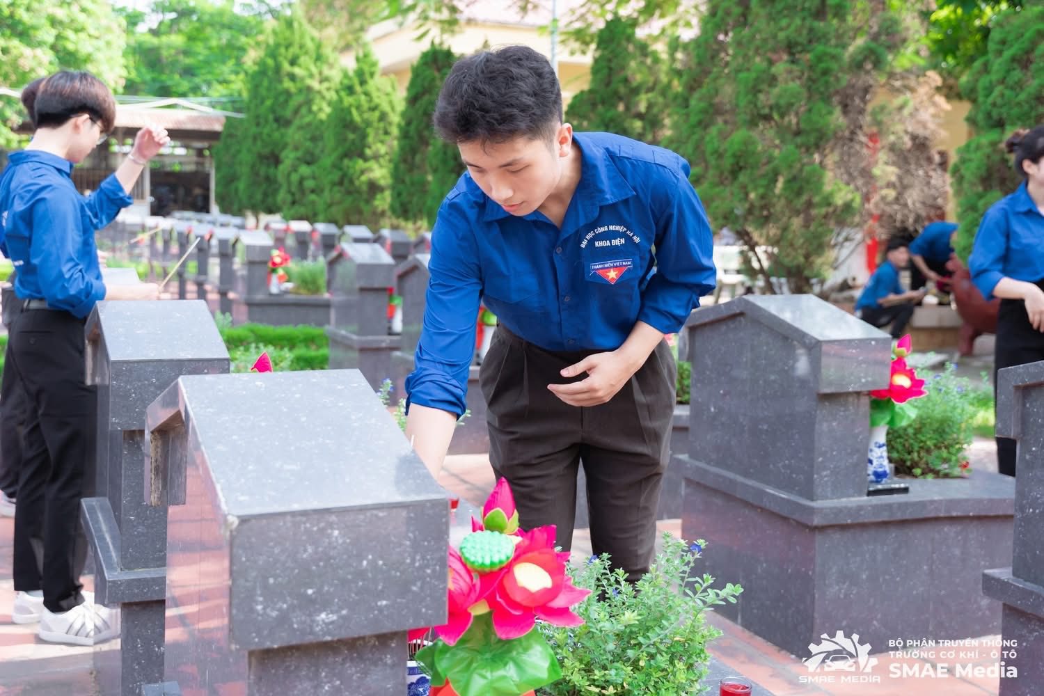Lễ báo công - Dâng hương tại nghĩa trang liệt sỹ thành phố Hà Nội