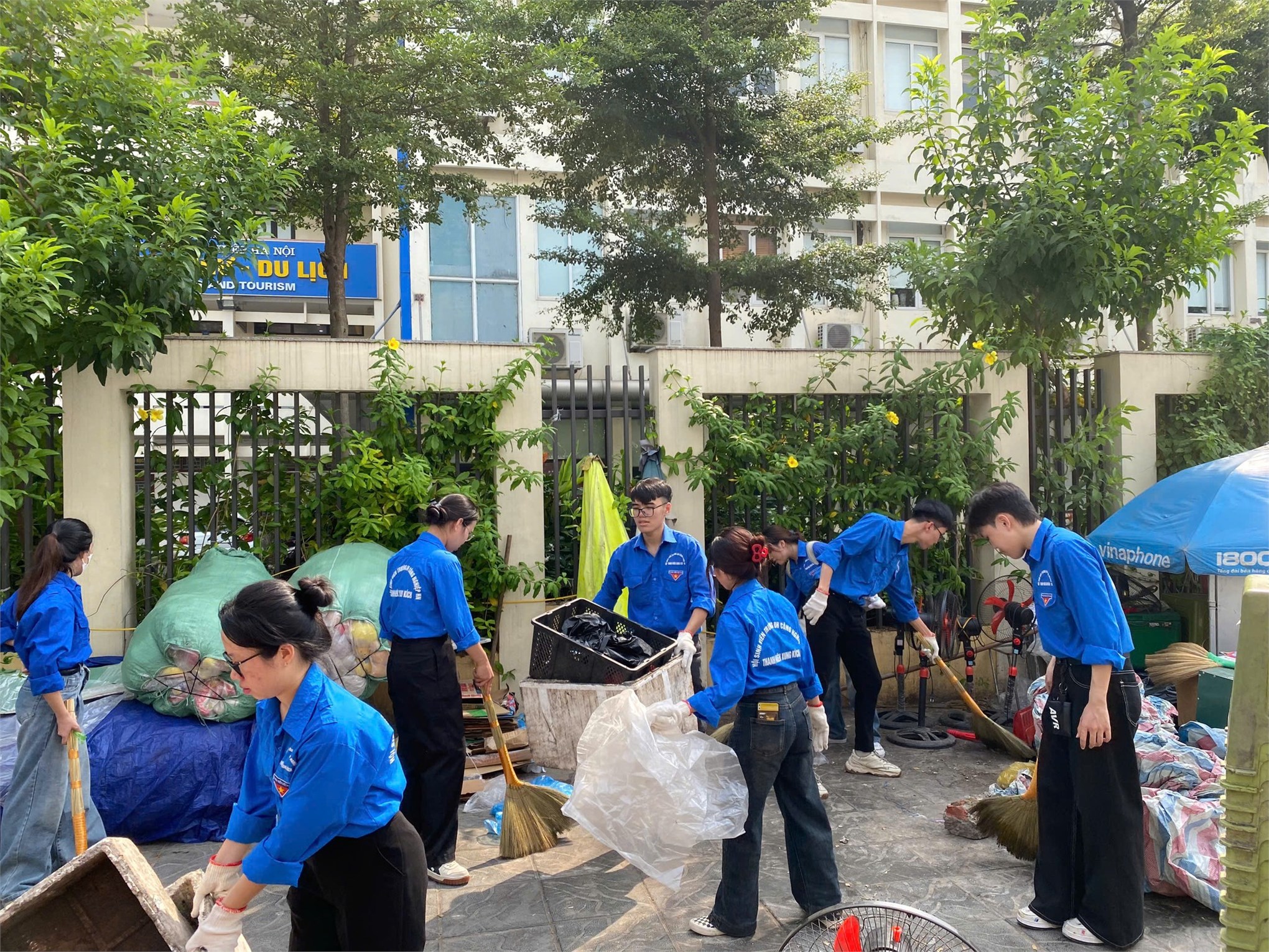 Trường Đại học Công nghiệp Hà Nội triển khai mô hình `Cổng trường học An toàn giao thông, Văn minh đô thị, Vệ sinh môi trường`