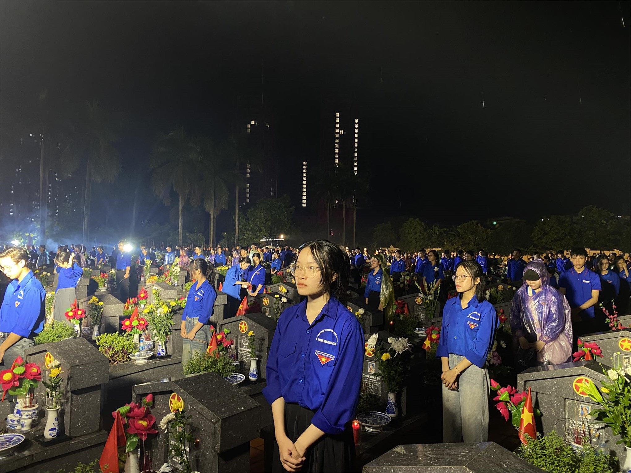 Tuổi trẻ Đại học Công nghiệp Hà Nội thắp nến tri ân kỷ niệm 78 năm Ngày Thương binh - Liệt sĩ (27/7/1947 – 27/7/2025)