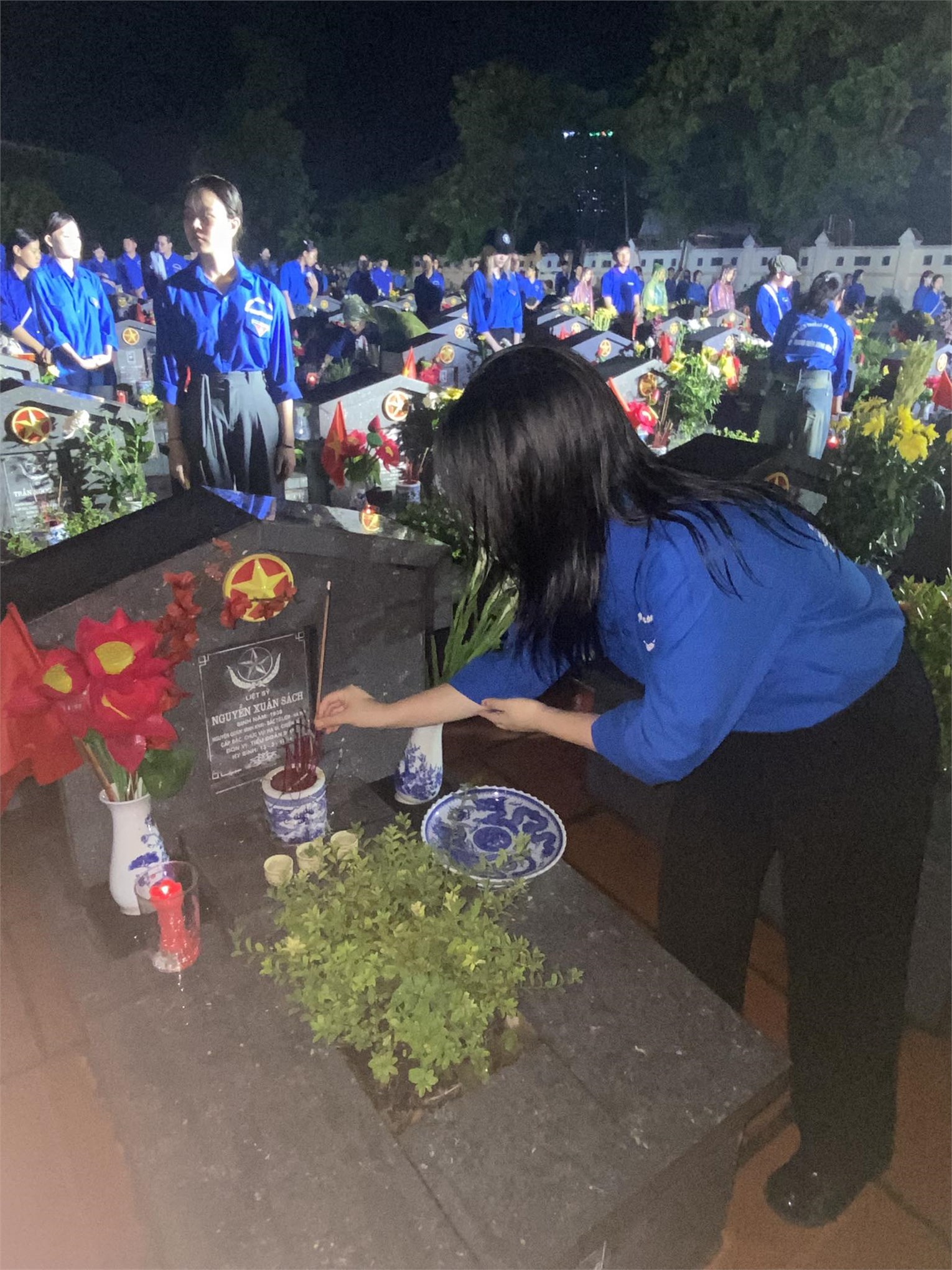 Tuổi trẻ Đại học Công nghiệp Hà Nội thắp nến tri ân kỷ niệm 78 năm Ngày Thương binh - Liệt sĩ (27/7/1947 – 27/7/2025)