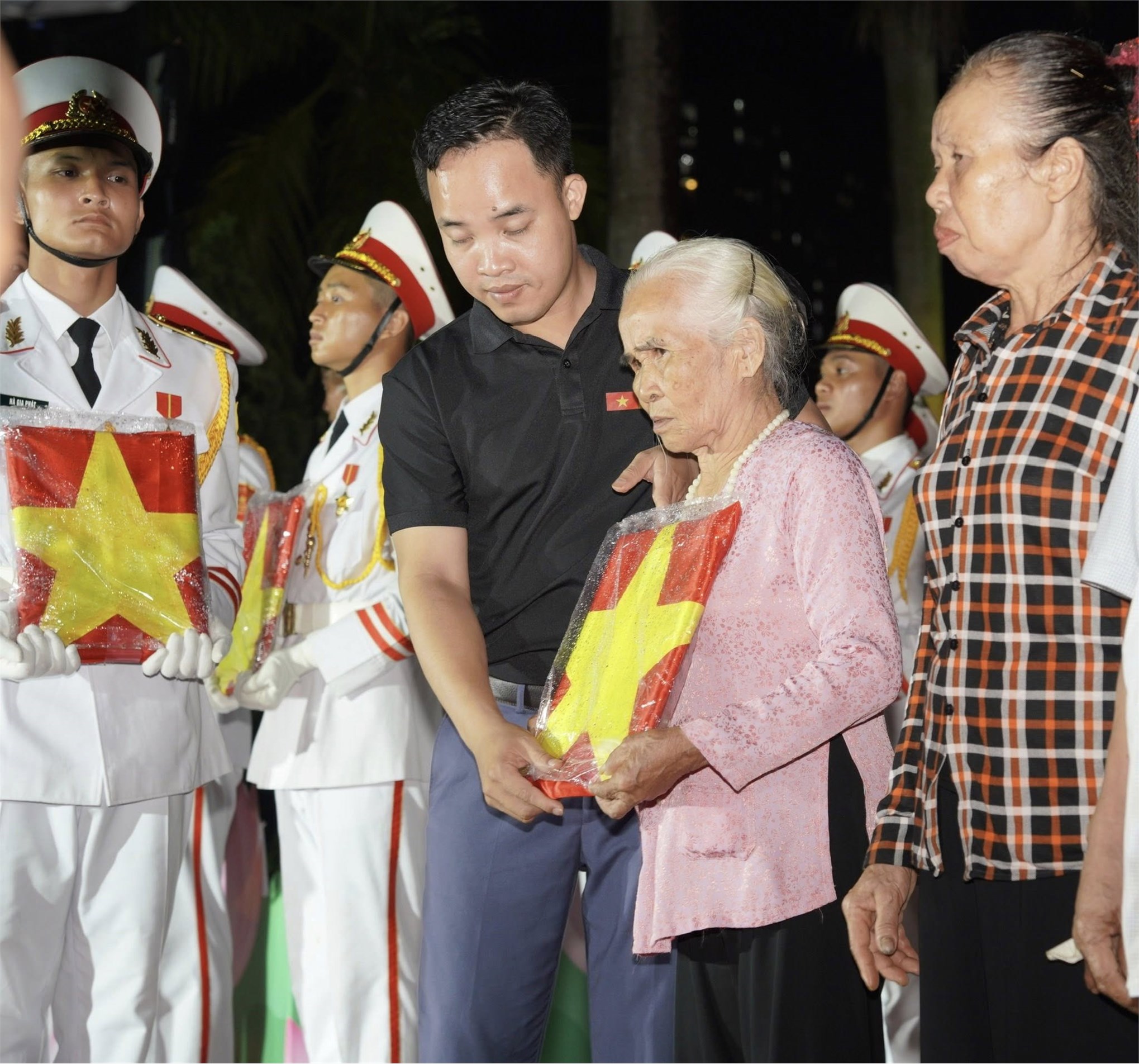 Tuổi trẻ Đại học Công nghiệp Hà Nội thắp nến tri ân kỷ niệm 78 năm Ngày Thương binh - Liệt sĩ (27/7/1947 – 27/7/2025)