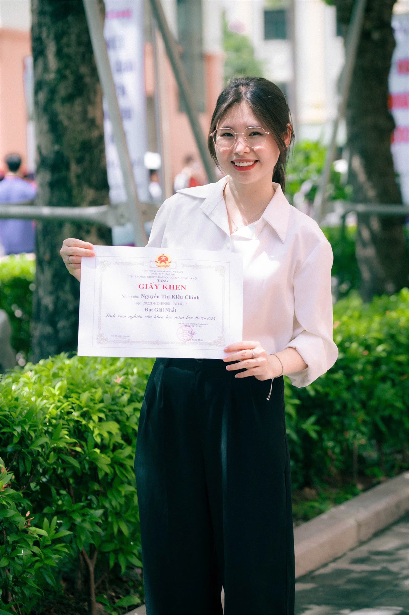 Nữ sinh Khoa học Công nghệ HaUI 2025 – Bản lĩnh, trí tuệ và khát vọng chinh phục tri thức