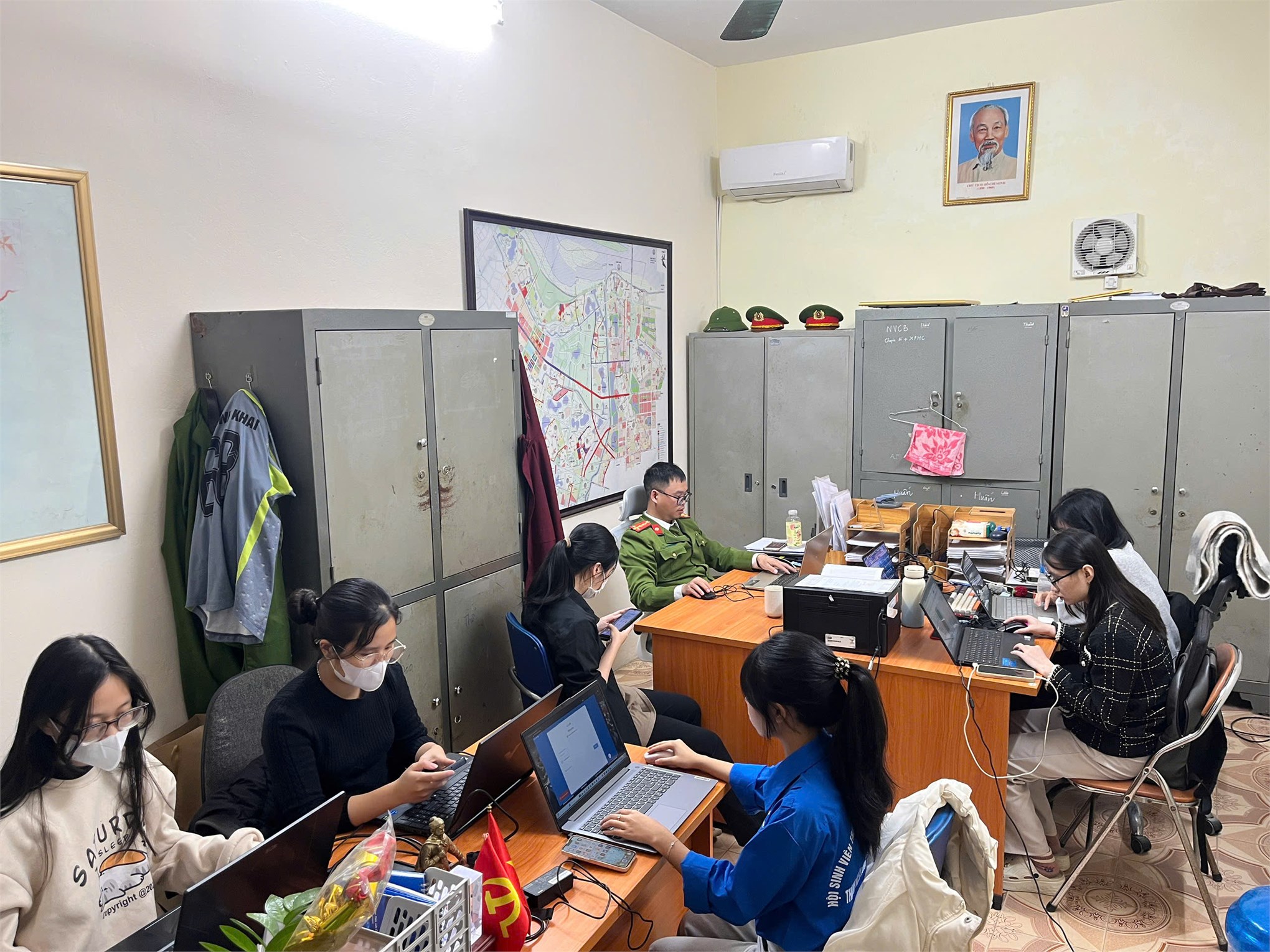 Gần 1000 lượt Đoàn viên, Thanh niên tình nguyện HaUI đồng hành cùng công an phường Tây Tựu trong đợt cao điểm làm sạch dữ liệu phương tiện