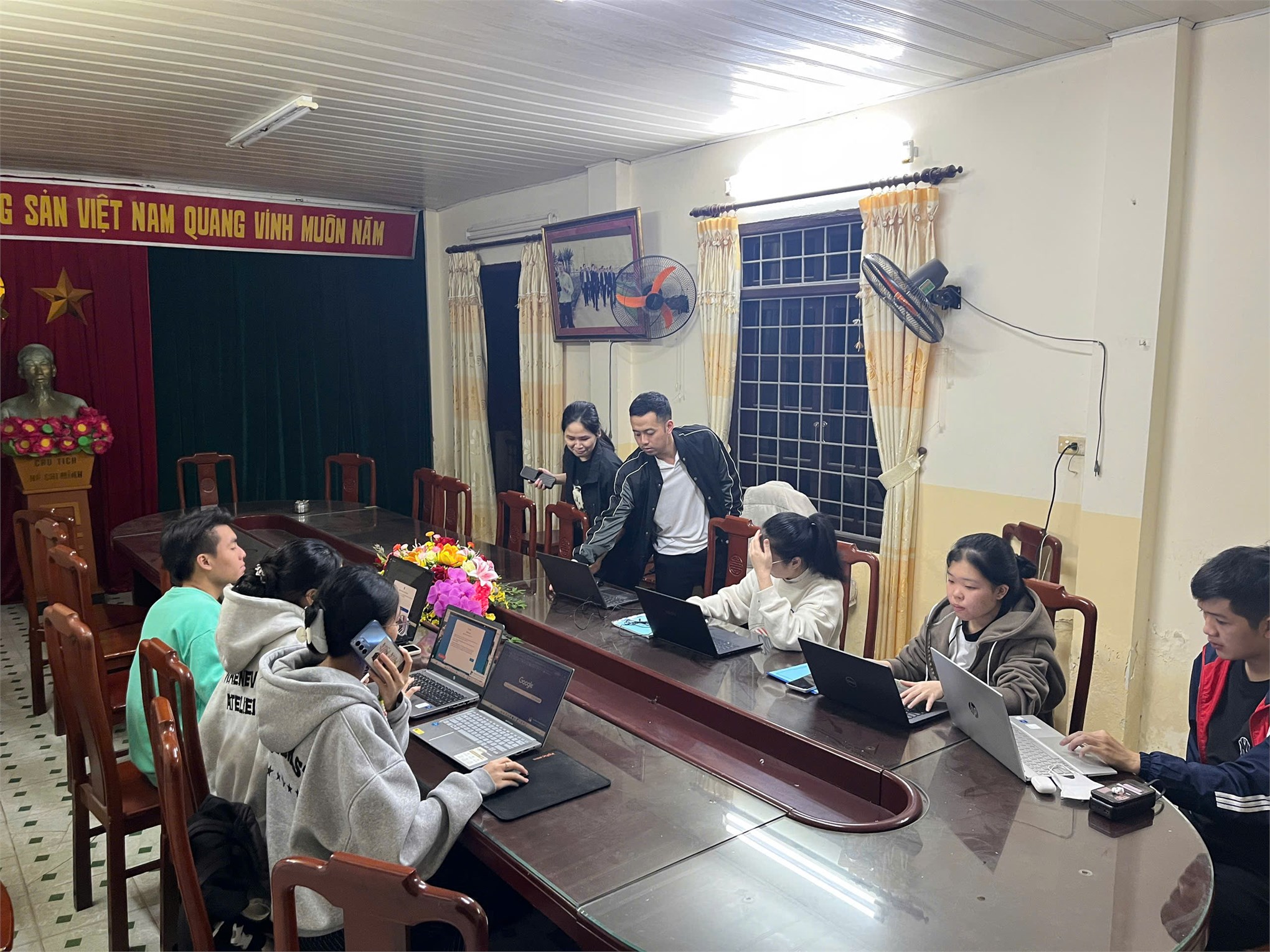 Gần 1000 lượt Đoàn viên, Thanh niên tình nguyện HaUI đồng hành cùng công an phường Tây Tựu trong đợt cao điểm làm sạch dữ liệu phương tiện