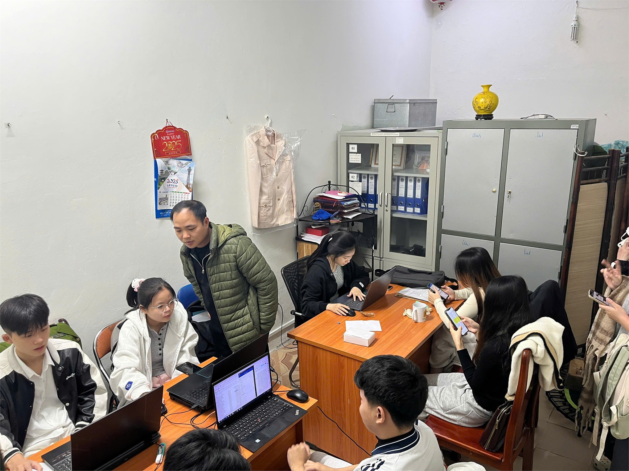 Gần 1000 lượt Đoàn viên, Thanh niên tình nguyện HaUI đồng hành cùng công an phường Tây Tựu trong đợt cao điểm làm sạch dữ liệu phương tiện