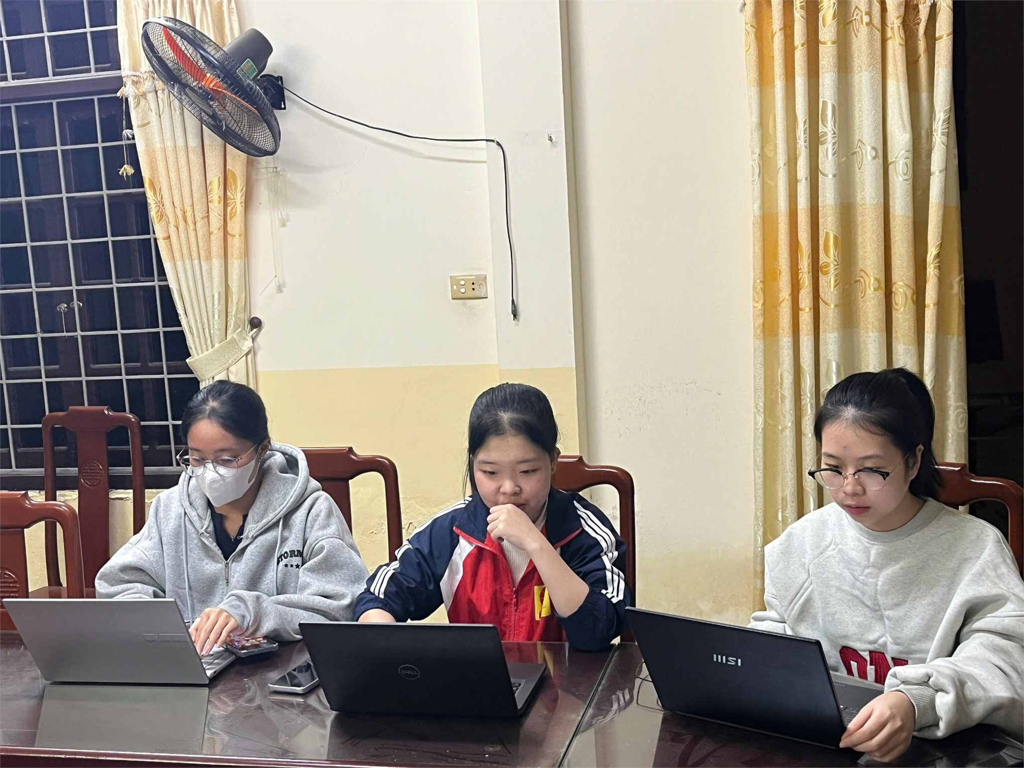 Gần 1000 lượt Đoàn viên, Thanh niên tình nguyện HaUI đồng hành cùng công an phường Tây Tựu trong đợt cao điểm làm sạch dữ liệu phương tiện