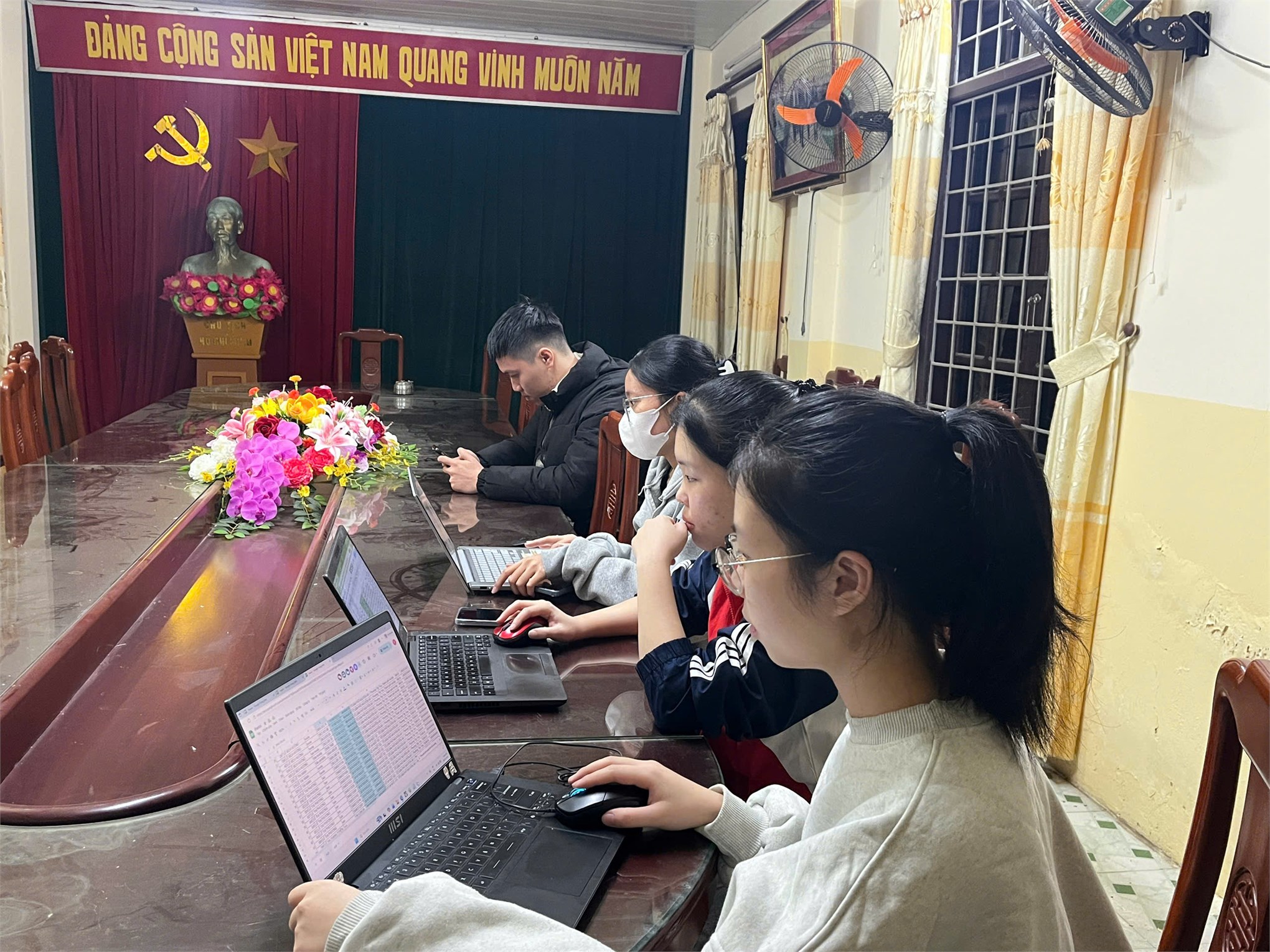 Gần 1000 lượt Đoàn viên, Thanh niên tình nguyện HaUI đồng hành cùng công an phường Tây Tựu trong đợt cao điểm làm sạch dữ liệu phương tiện