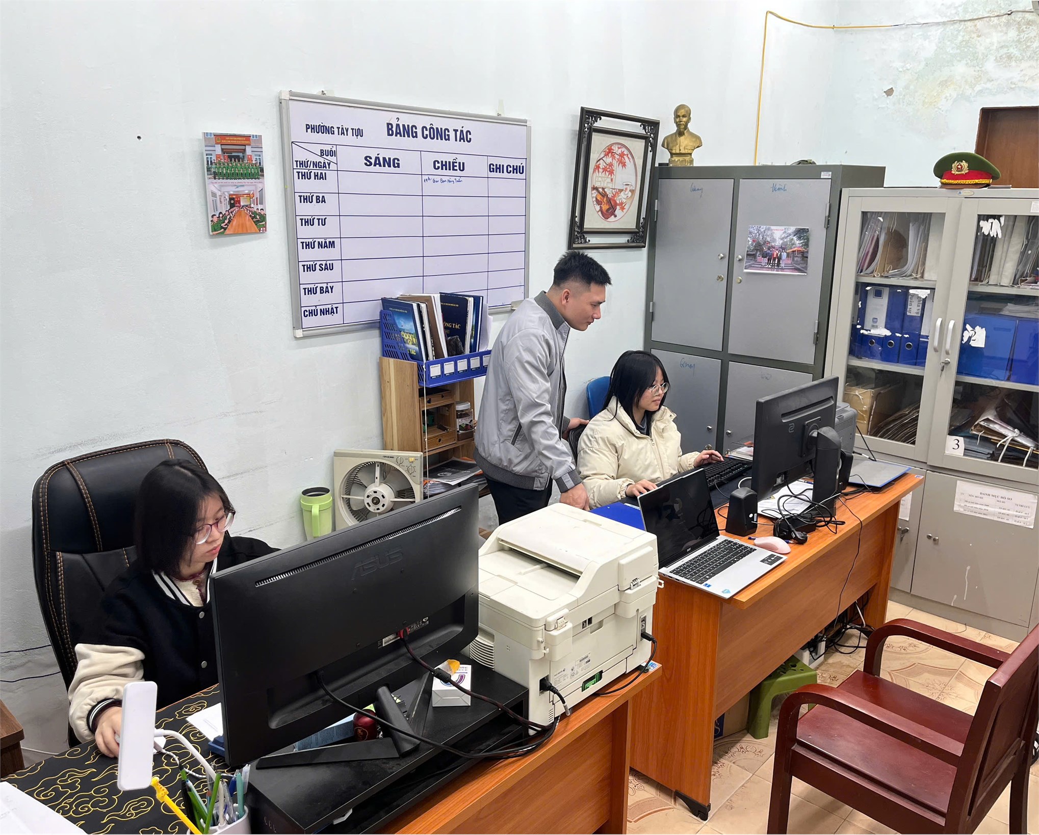 Gần 1000 lượt Đoàn viên, Thanh niên tình nguyện HaUI đồng hành cùng công an phường Tây Tựu trong đợt cao điểm làm sạch dữ liệu phương tiện