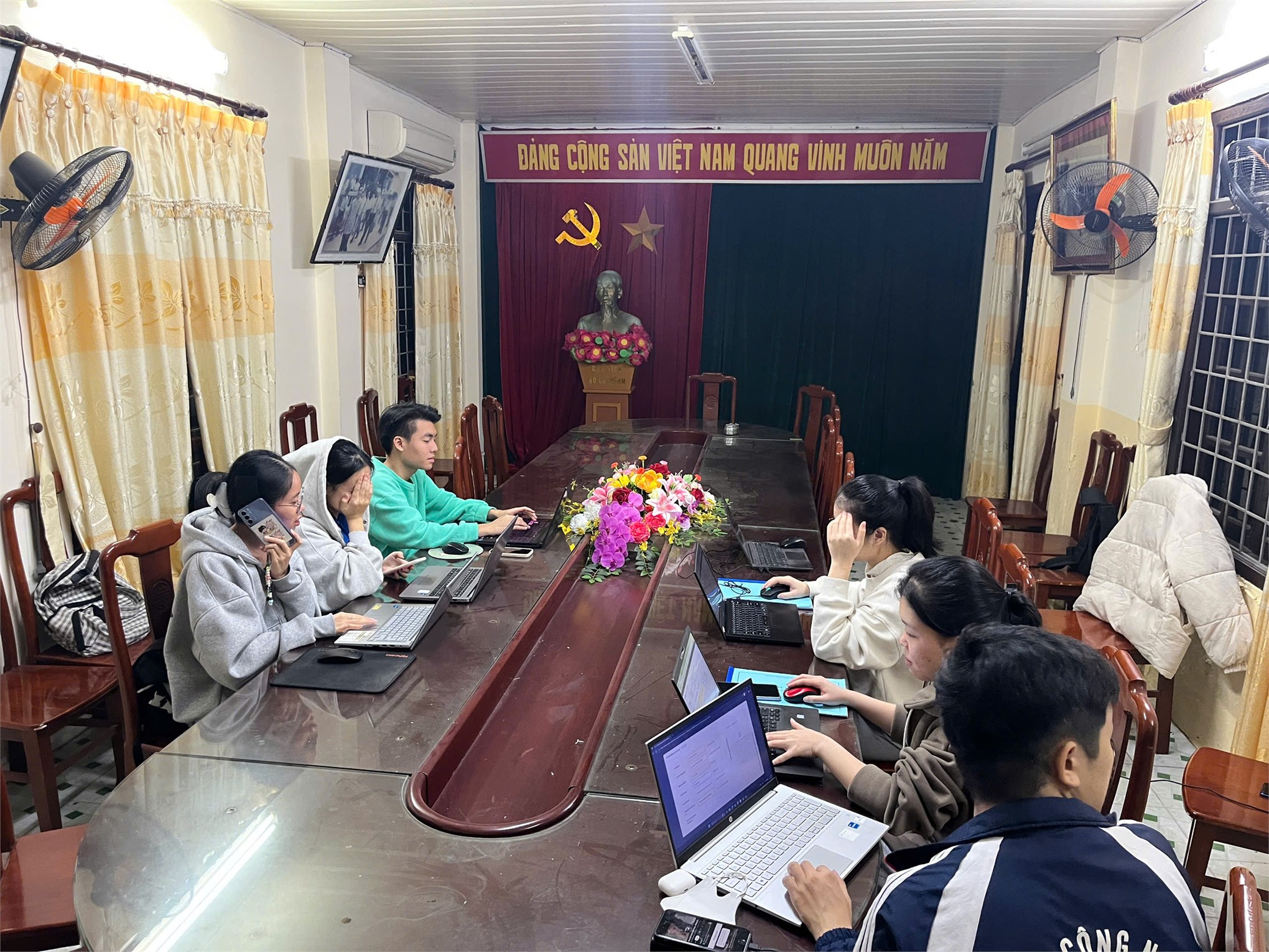 Gần 1000 lượt Đoàn viên, Thanh niên tình nguyện HaUI đồng hành cùng công an phường Tây Tựu trong đợt cao điểm làm sạch dữ liệu phương tiện