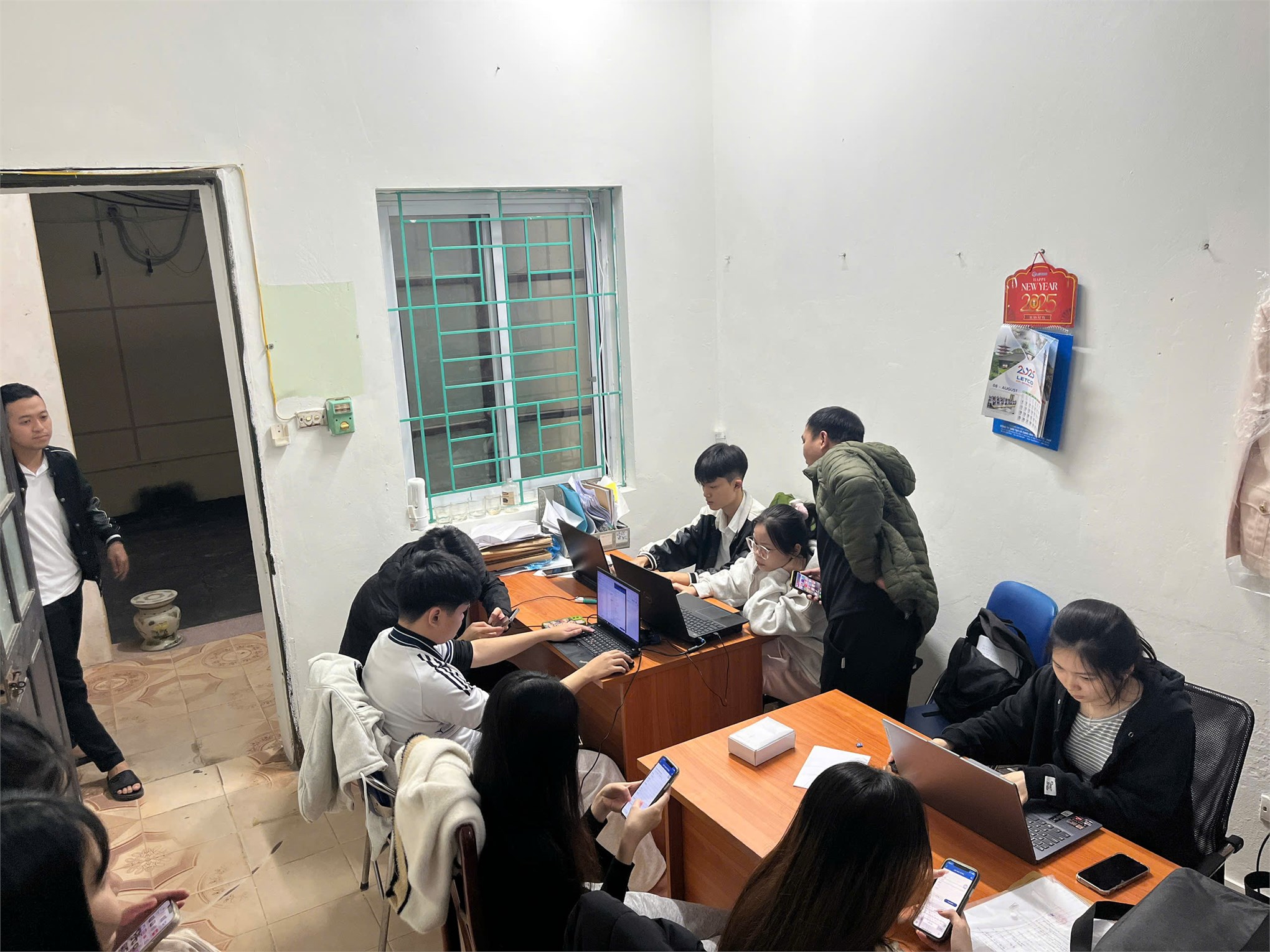 Gần 1000 lượt Đoàn viên, Thanh niên tình nguyện HaUI đồng hành cùng công an phường Tây Tựu trong đợt cao điểm làm sạch dữ liệu phương tiện