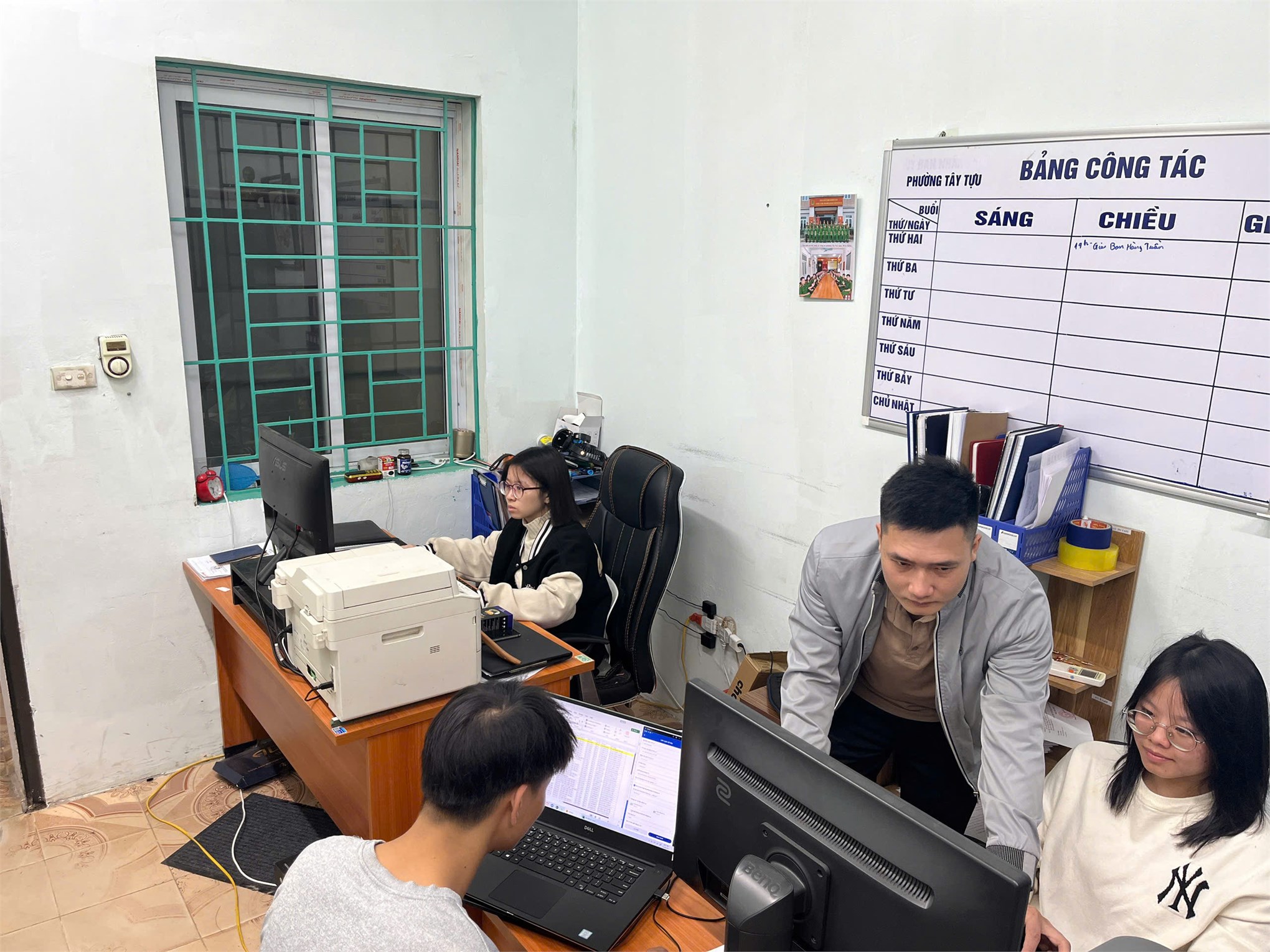 Gần 1000 lượt Đoàn viên, Thanh niên tình nguyện HaUI đồng hành cùng công an phường Tây Tựu trong đợt cao điểm làm sạch dữ liệu phương tiện