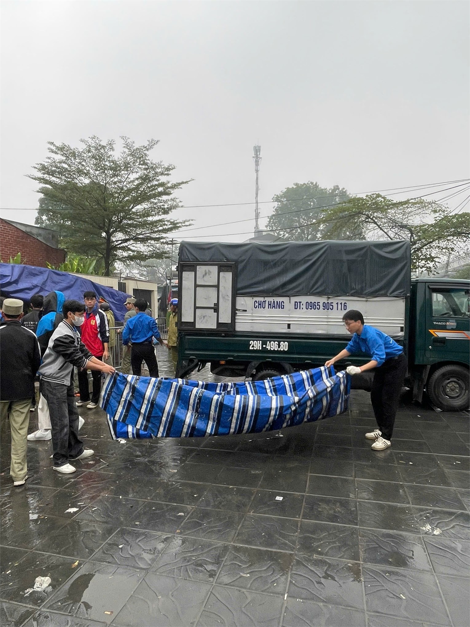 Tuổi trẻ HaUI đồng hành cùng công an phường Tây Tựu vì những tuyến phố văn minh, sạch đẹp
