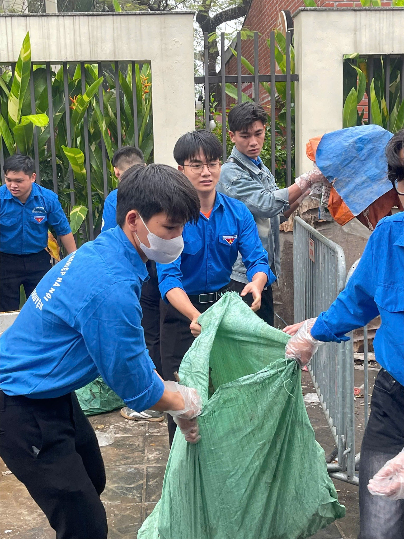Tuổi trẻ HaUI đồng hành cùng công an phường Tây Tựu vì những tuyến phố văn minh, sạch đẹp