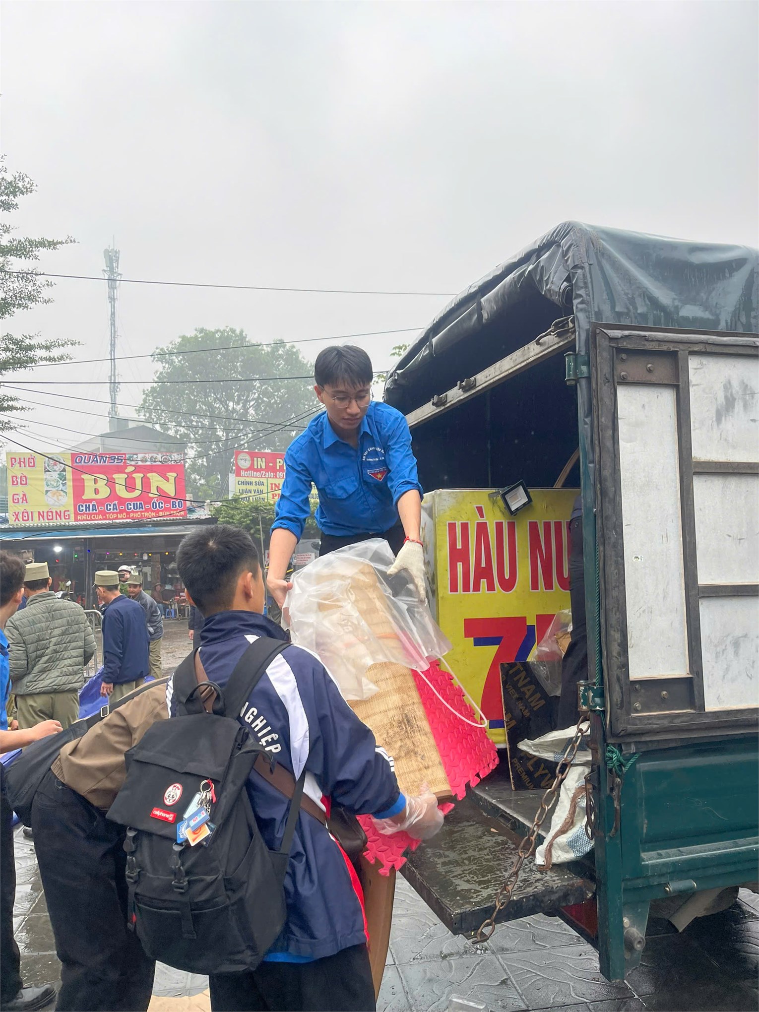Tuổi trẻ HaUI đồng hành cùng công an phường Tây Tựu vì những tuyến phố văn minh, sạch đẹp