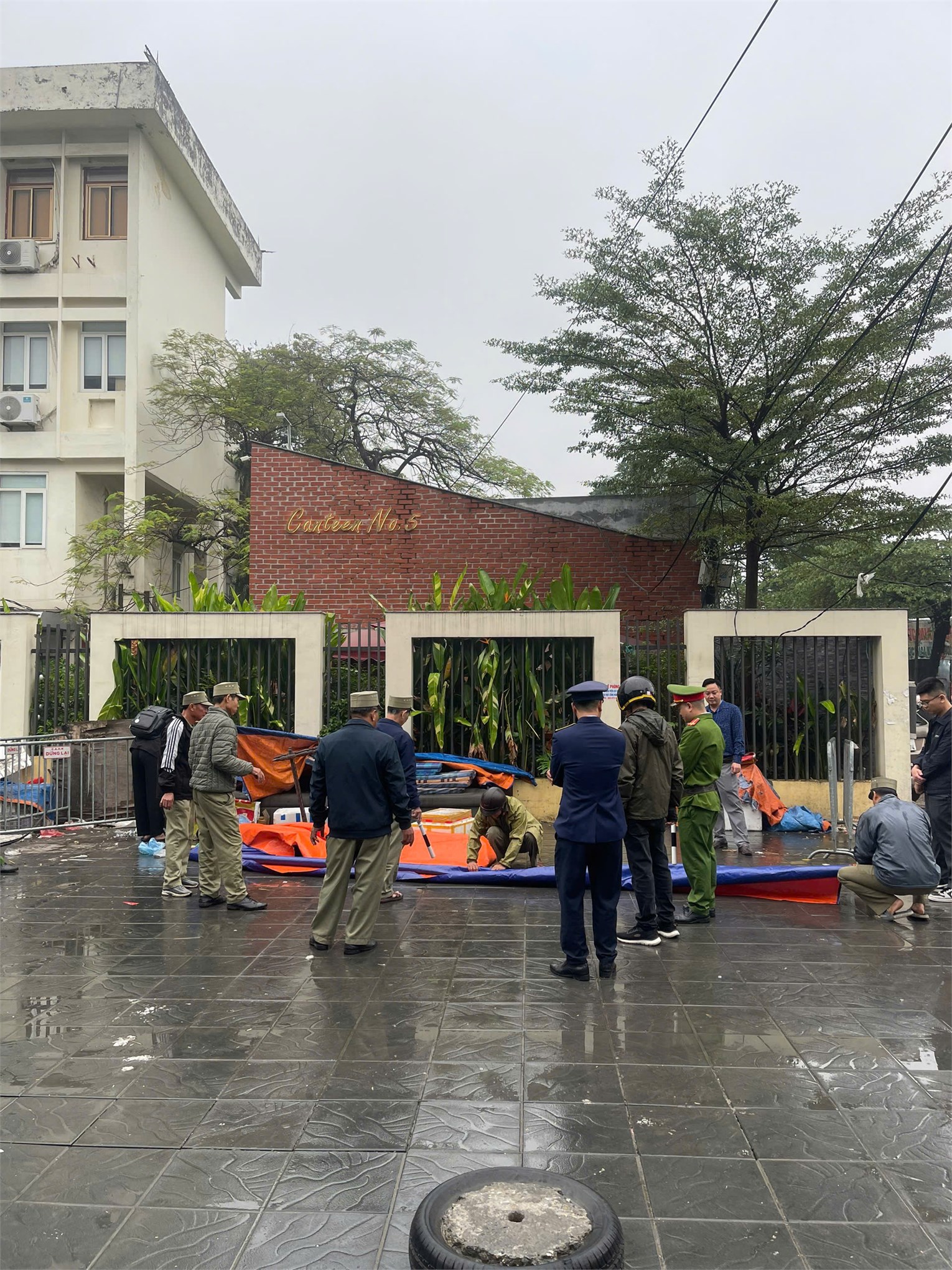 Tuổi trẻ HaUI đồng hành cùng công an phường Tây Tựu vì những tuyến phố văn minh, sạch đẹp