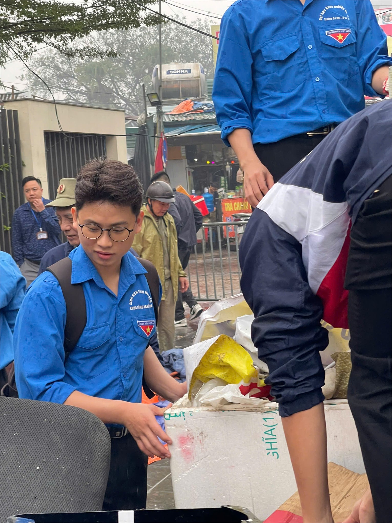 Tuổi trẻ HaUI đồng hành cùng công an phường Tây Tựu vì những tuyến phố văn minh, sạch đẹp